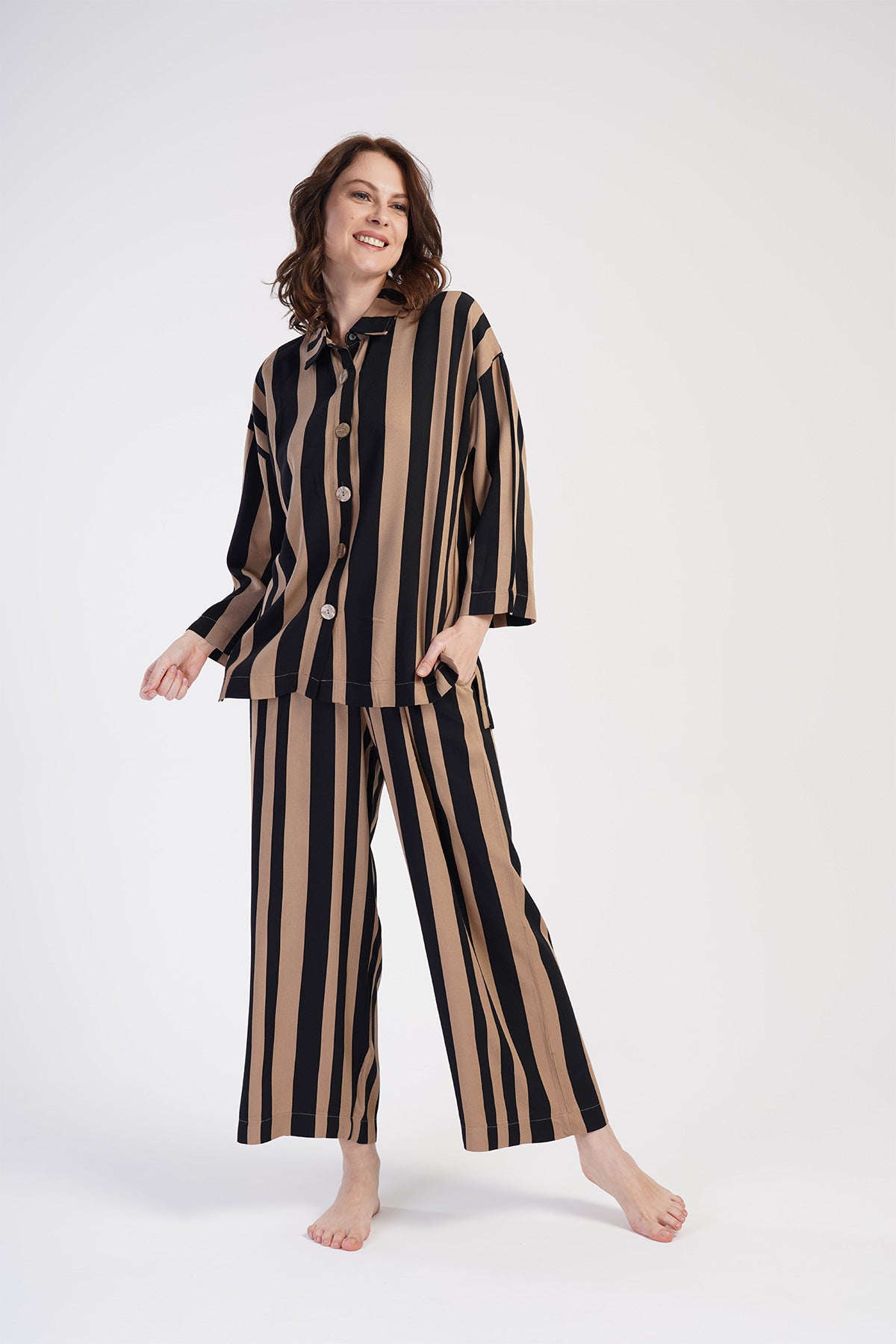 KADIN BELMANDO GOMLEK YAKA TAMAMI DUGMELI UZUN KOL ONU KISA ARKASI UZUN CEPLI PIJAMA TAKIM