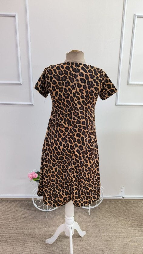 Kadın Kısa Kollu Yakası Fermuar Detaylı Leopar Desenli Midi Süprem Elbise, 34667