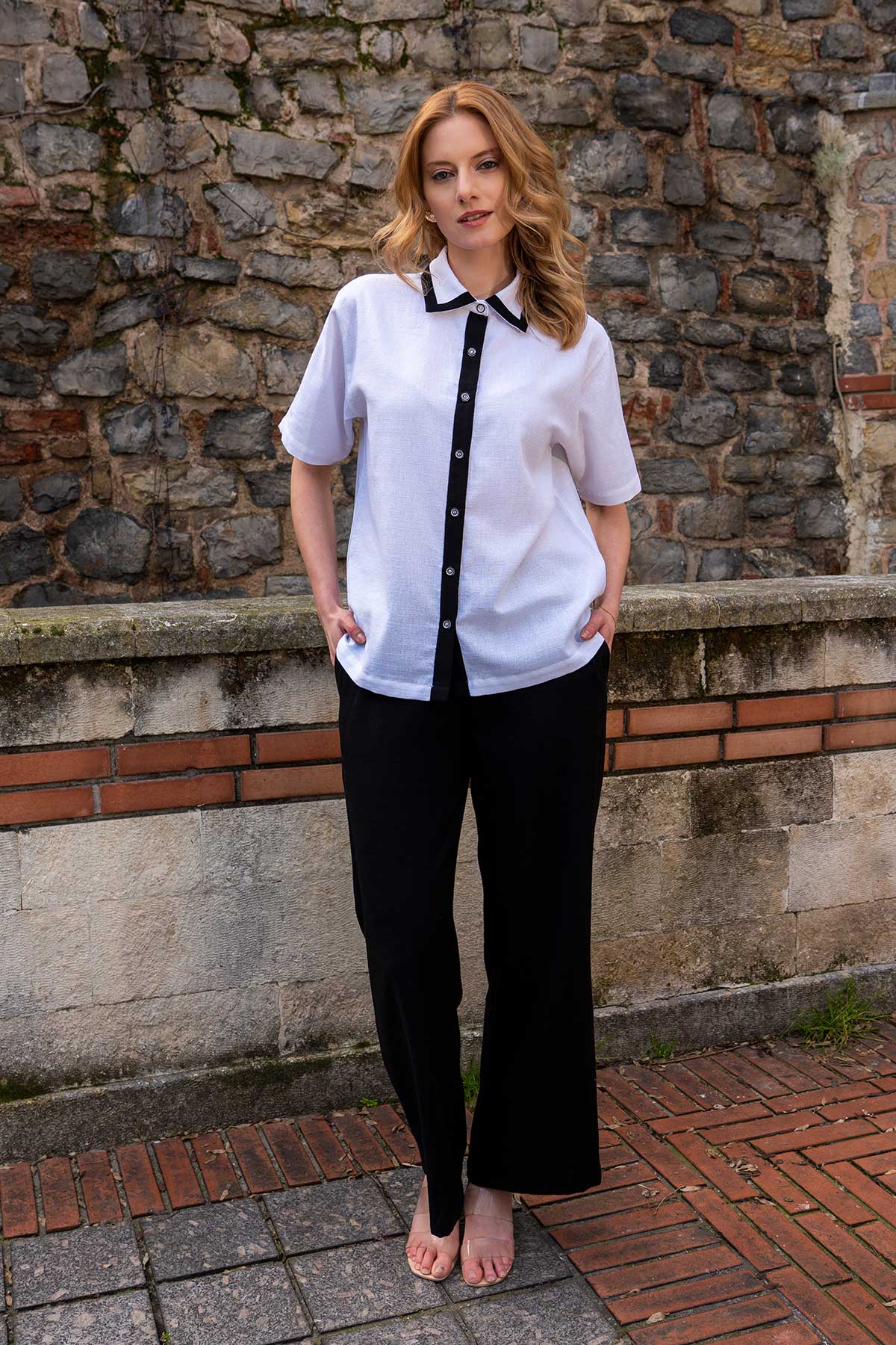 KADIN PAMUK YAKA UCU VE PATI SIYAH GARNILI KISA KOL GOMLEK CEPLI PANTOLON TAKIM