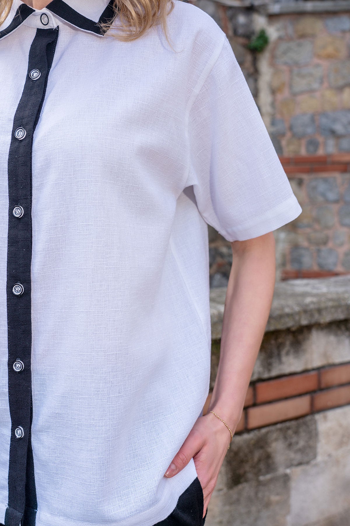 KADIN PAMUK YAKA UCU VE PATI SIYAH GARNILI KISA KOL GOMLEK CEPLI PANTOLON TAKIM