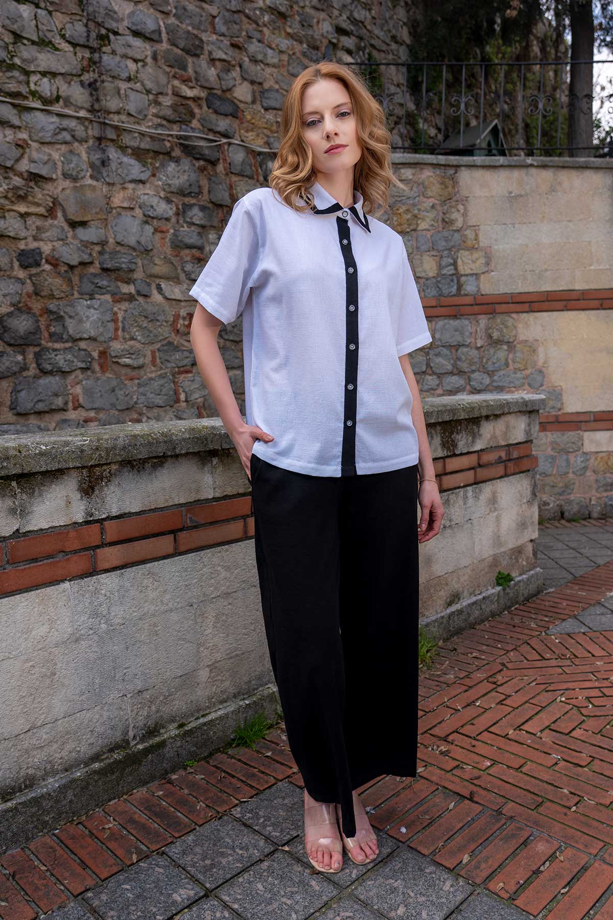 KADIN PAMUK YAKA UCU VE PATI SIYAH GARNILI KISA KOL GOMLEK CEPLI PANTOLON TAKIM