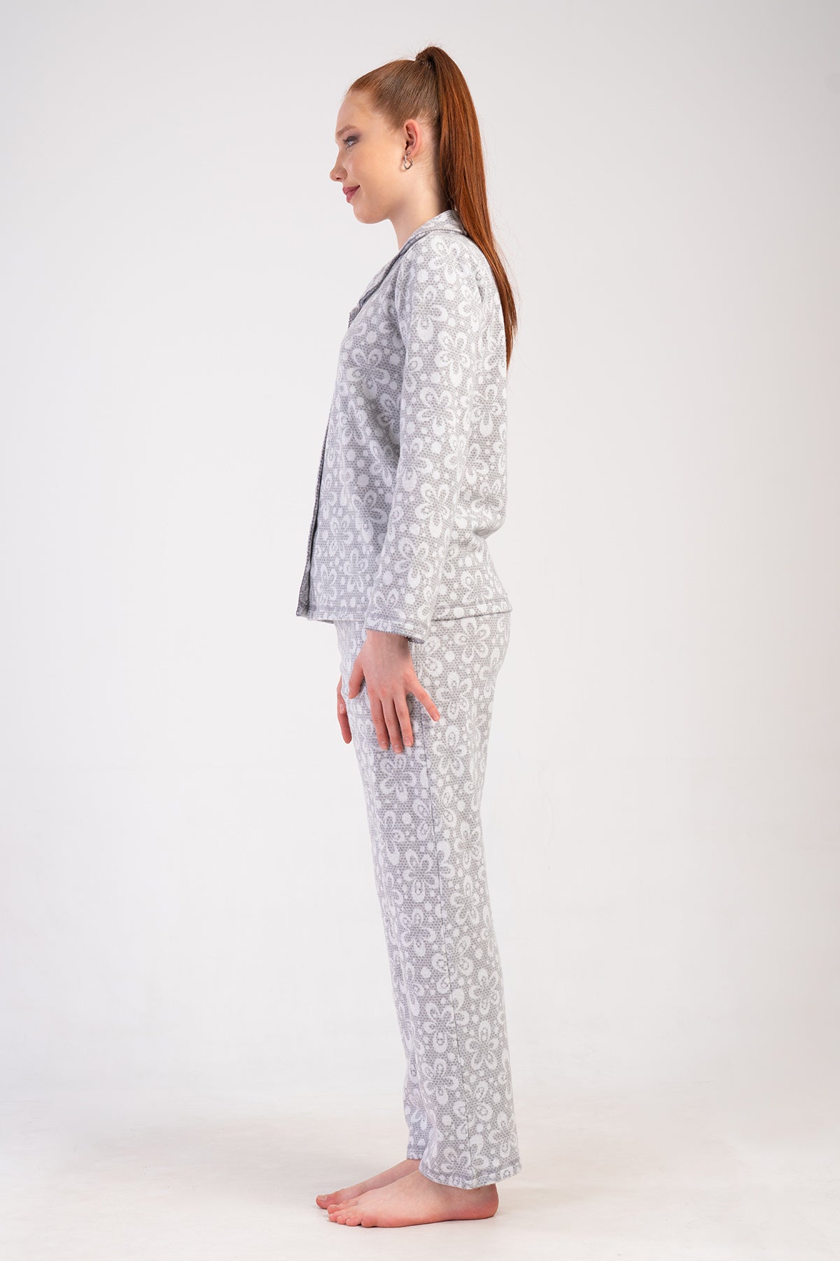 KADIN JAKARLI INTERLOK GOMLEK YAKA TAMAMI DUGMELI KROSETALI UZUN KOL CEPLI PIJAMA TAKIM