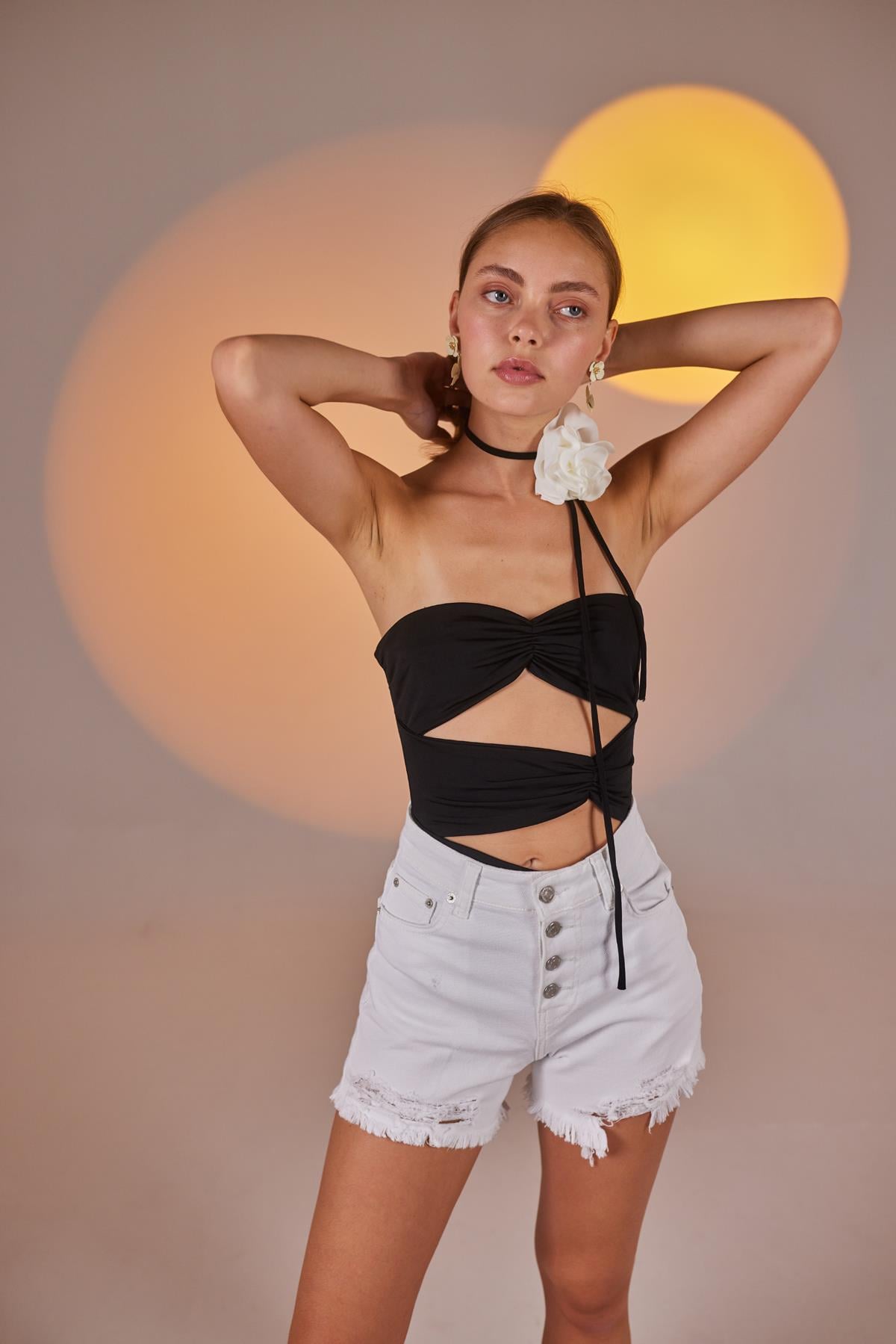 Yırtık Detaylı Likralı Distressed Jean Şort Beyaz
