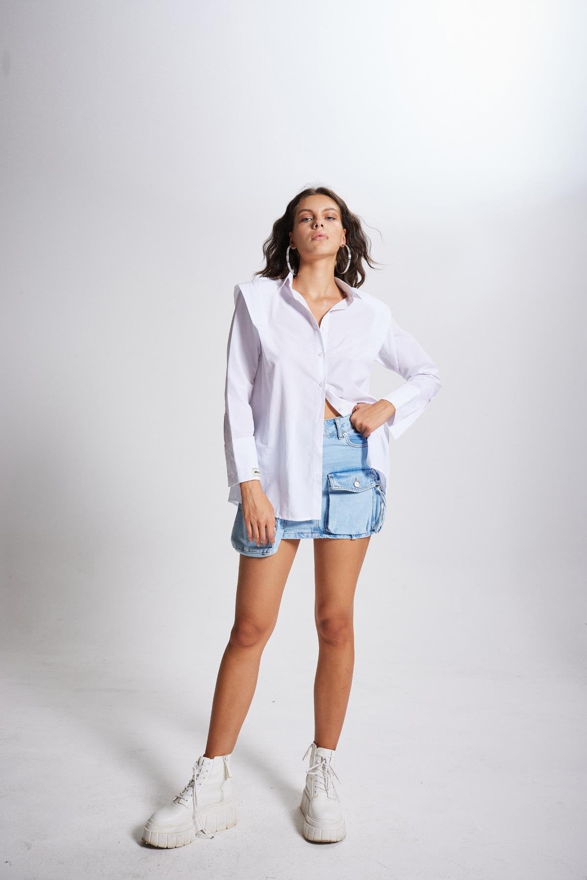 Arkası Pencere Detaylı Vatkalı Oversize Erni Gömlek Beyaz