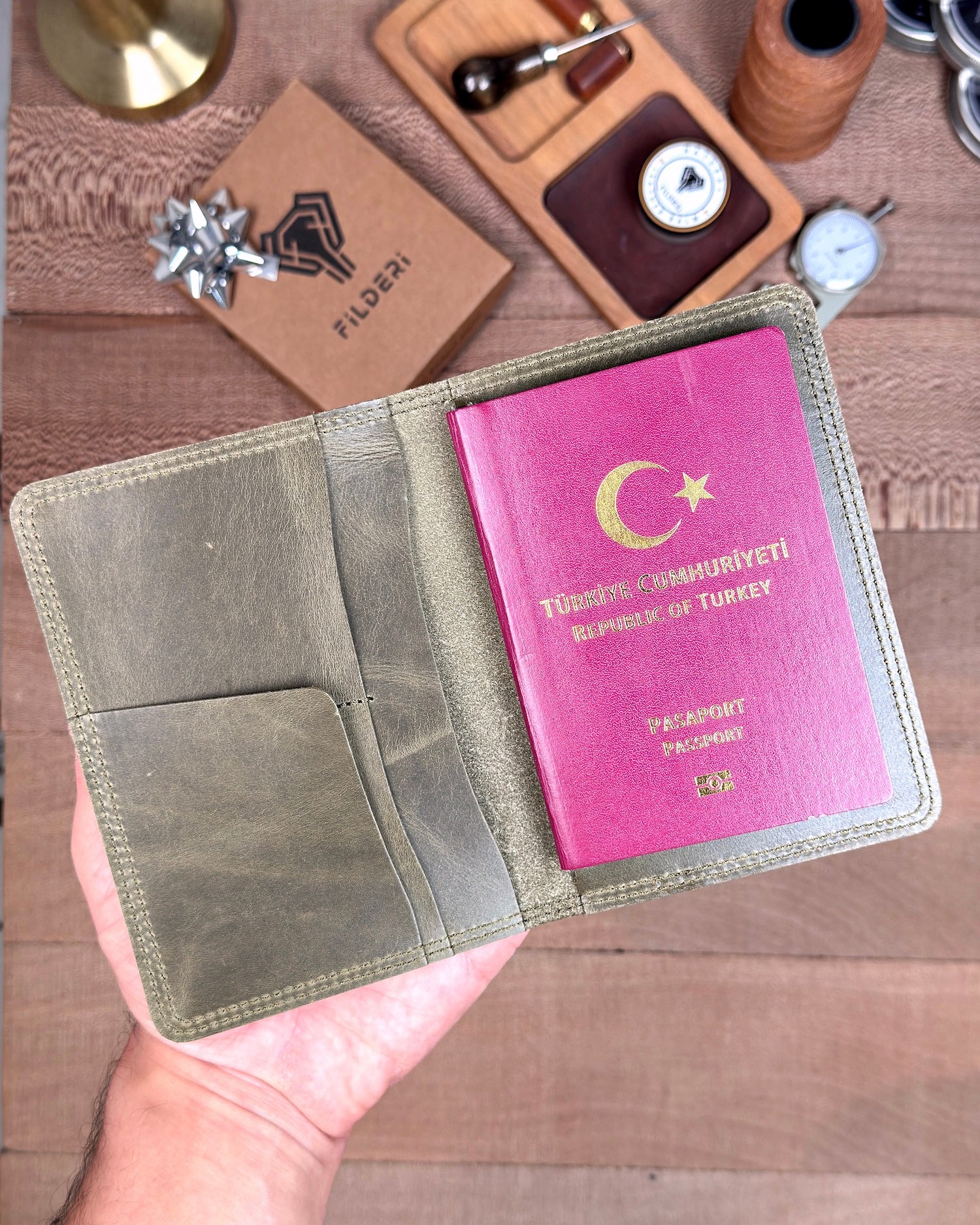 Pasaport Kabı ve Valiz Etiketi Hakiki Deri 2038 - Yeşil Crazy