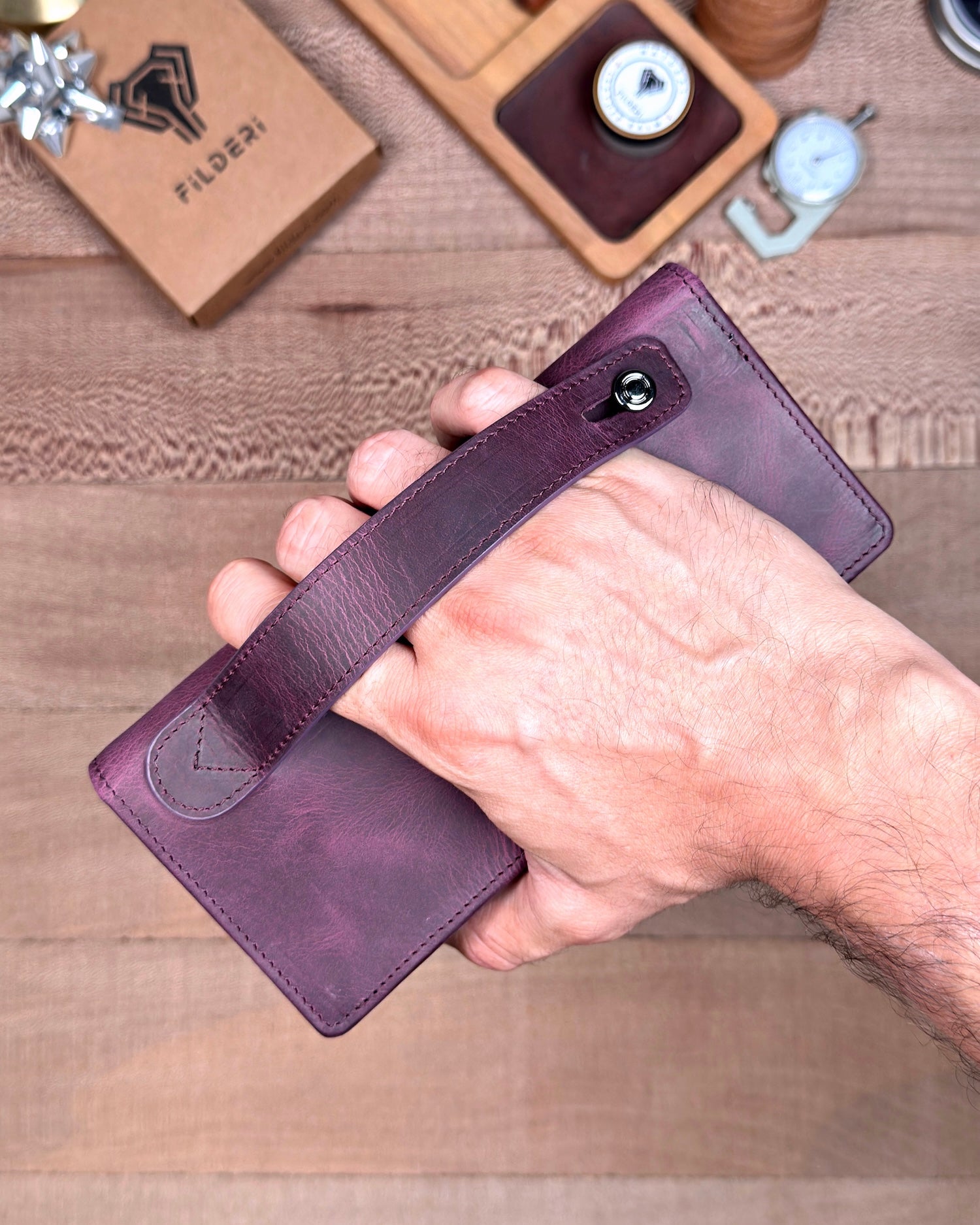 Telefon Bölmeli Cüzdan Hakiki Deri – El Tutamaçlı Mor Renk | 2028
