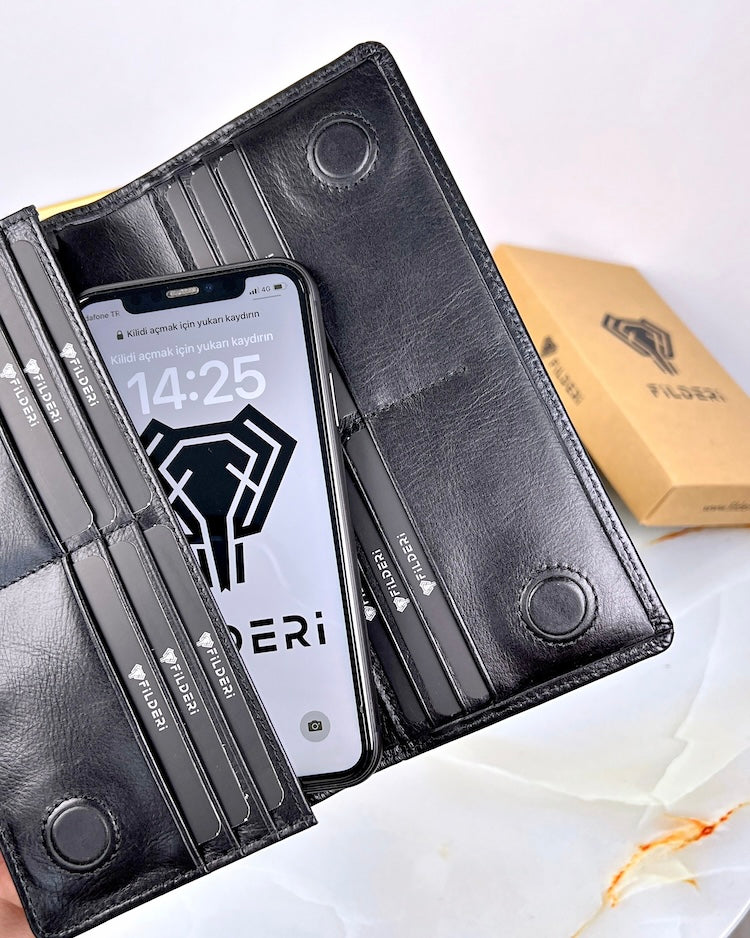 Telefon Bölmeli Cüzdan Hakiki Deri – El Tutamaçlı Parlak Siyah Renk | 2028