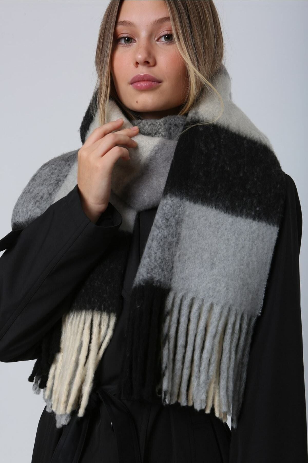 Kışlık Sıcak Yumuşak Geniş Püsküllü Atkı - Kremsi Beyaz Siyah Gri Çizgili Atkı Sal1270