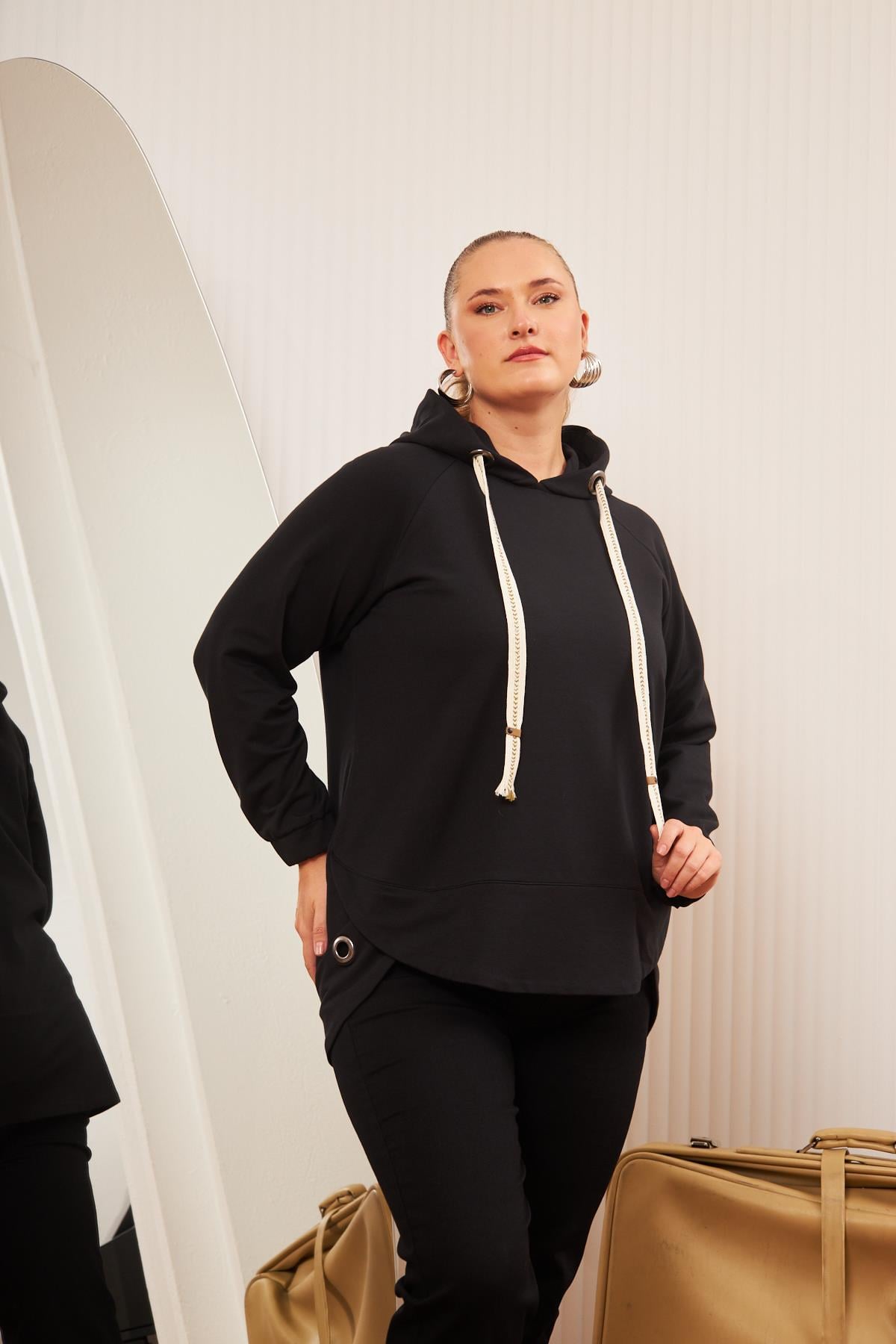 Büyük Beden Süslemeli Bağcıklı Kordon Sweatshirt Siyah
