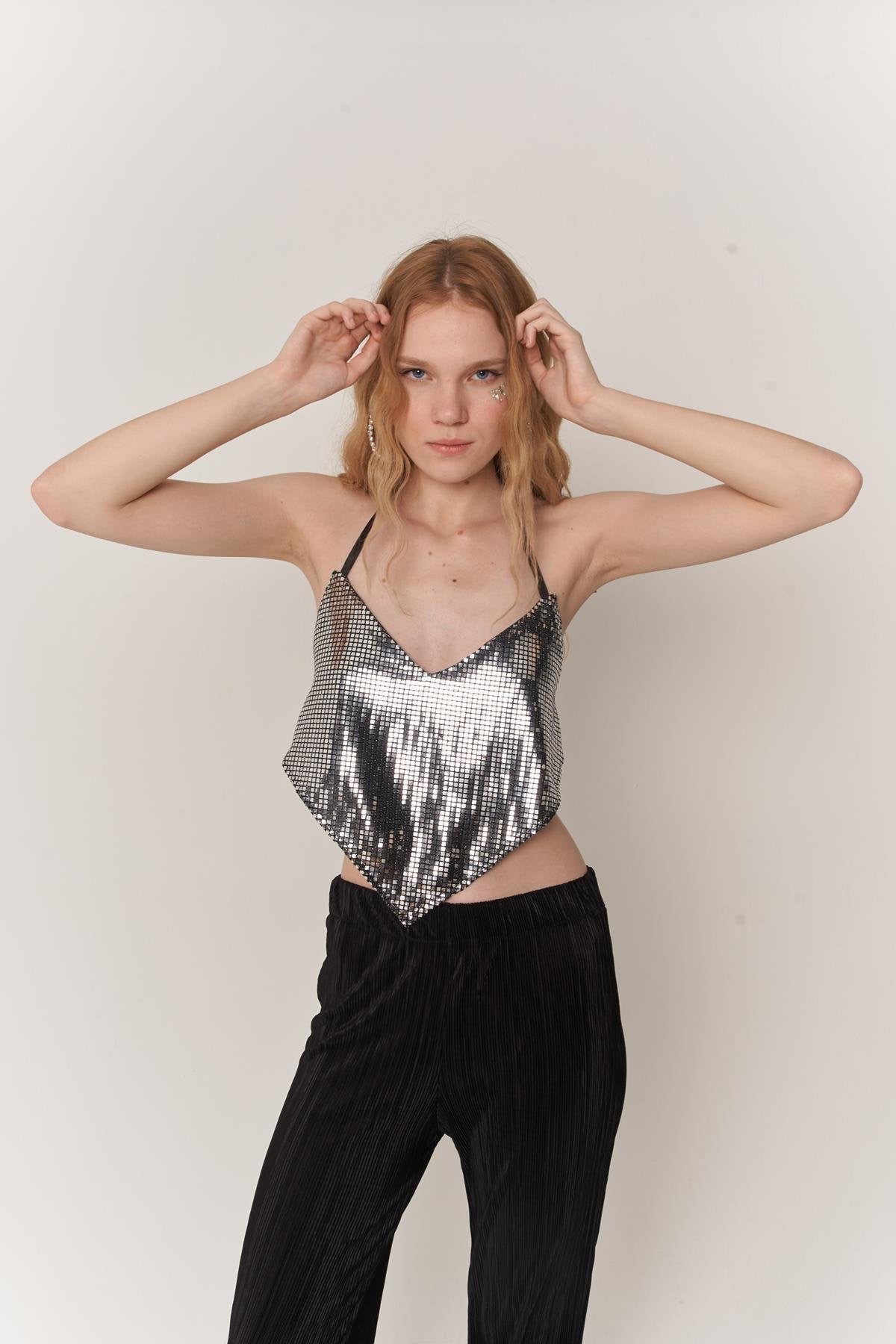 Üçgen Kesim Boyundan Bağlamalı Glammy Crop Gümüş