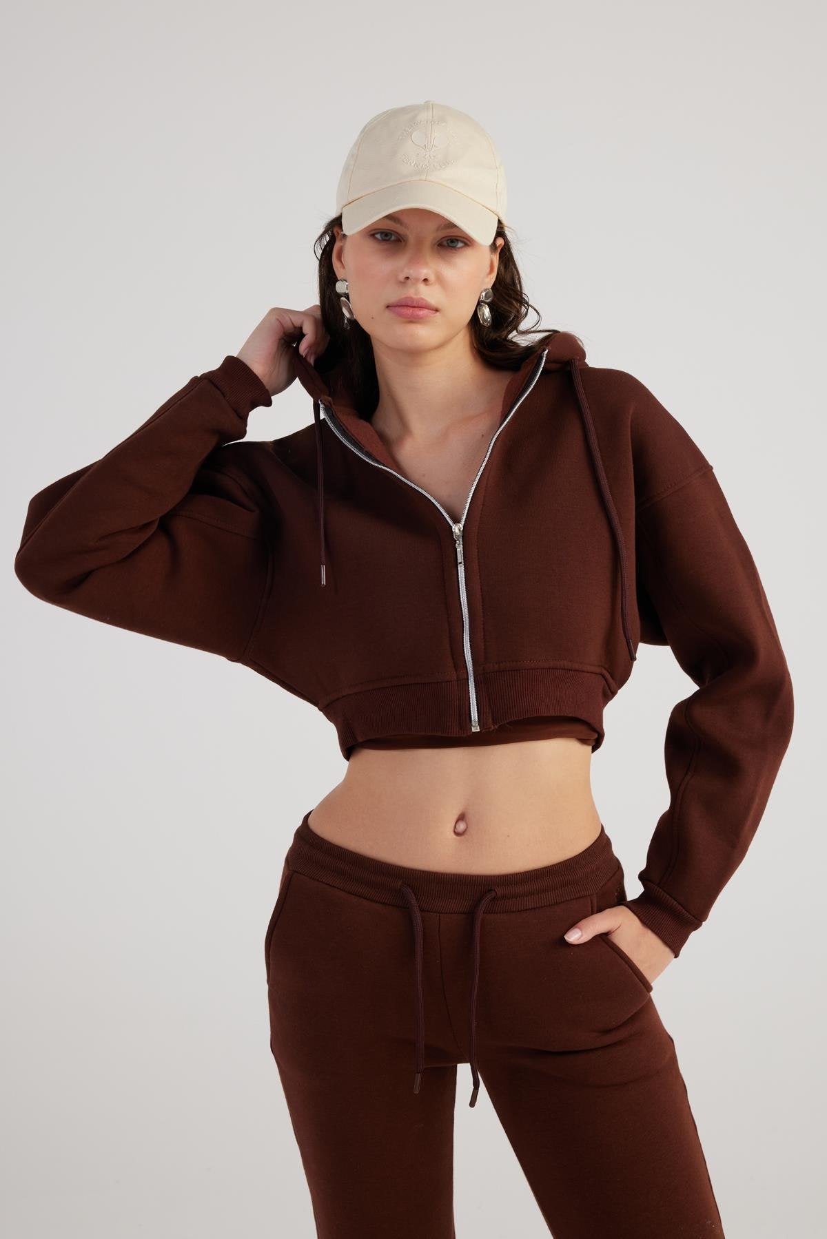 Kadın Kahverengi Kapüşonlu Uzun Kol Fermuarlı Crop Mixed Sweat