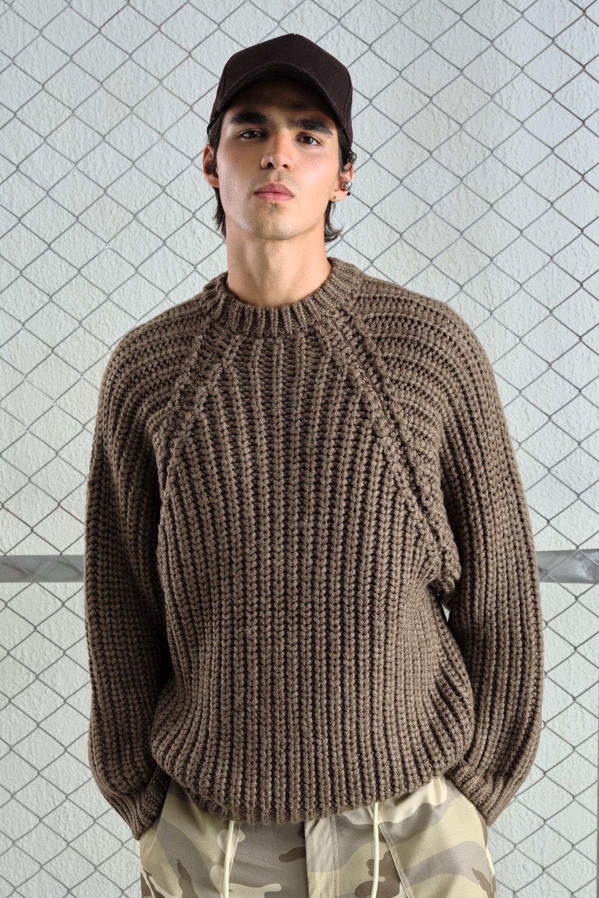 BOL KESİM BASKILI KALIN ÖRGÜLÜ TRİKO KAHVERENGİ KAZAK