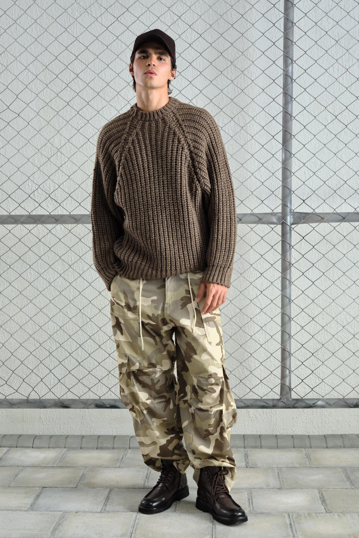 BOL KESİM BASKILI KALIN ÖRGÜLÜ TRİKO KAHVERENGİ KAZAK