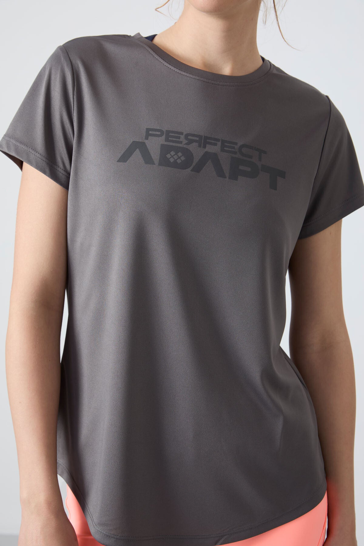 Koyu Gri Nefes Alan Dokulu İnce Esnek Standart Fit Performans Kadın T-Shirt - 97283