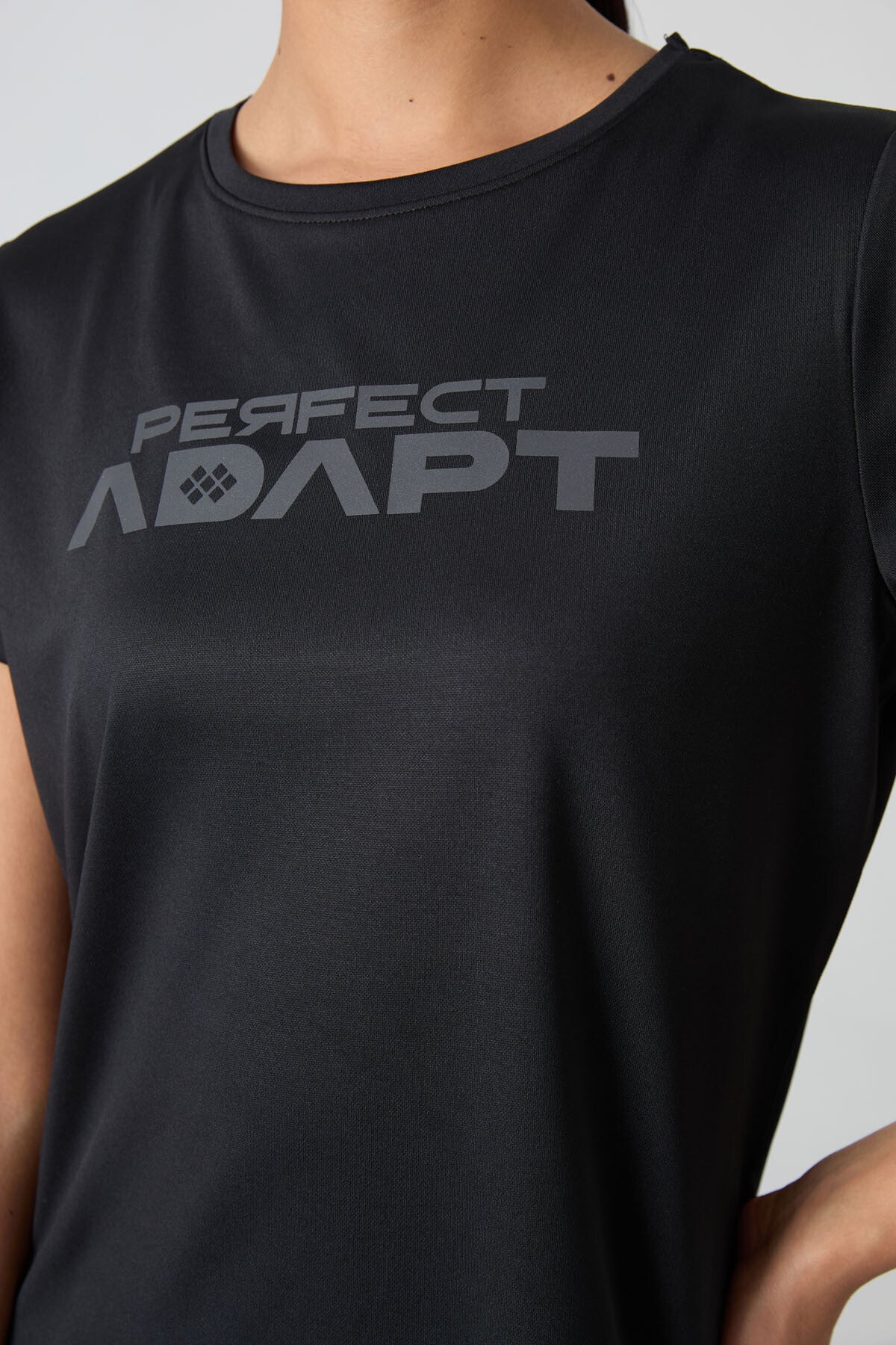 Siyah Nefes Alan Dokulu İnce Esnek Standart Fit Performans Kadın T-Shirt - 97283