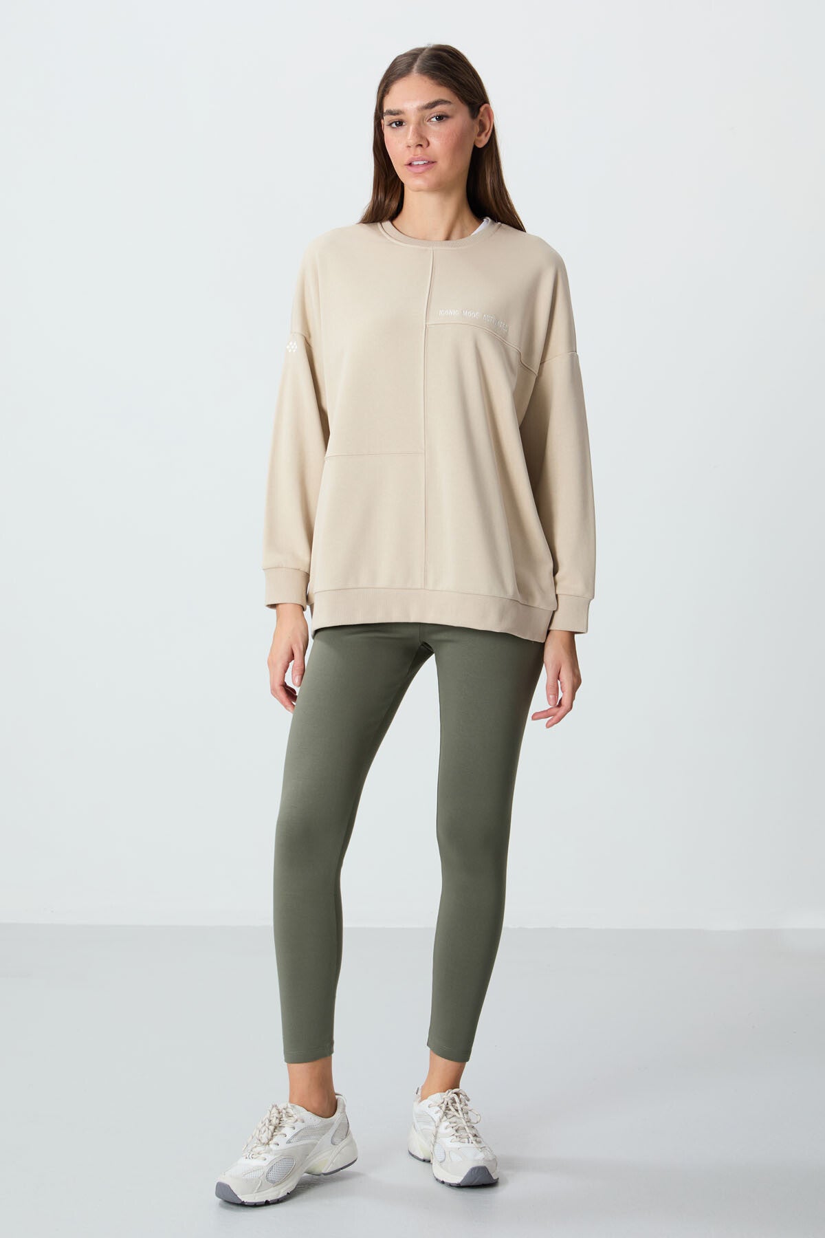 Bej Kompakt Pamuklu Kalın Pürüzsüz Dokulu O Yaka Oversize Fit Kadın Sweatshirt - 97288