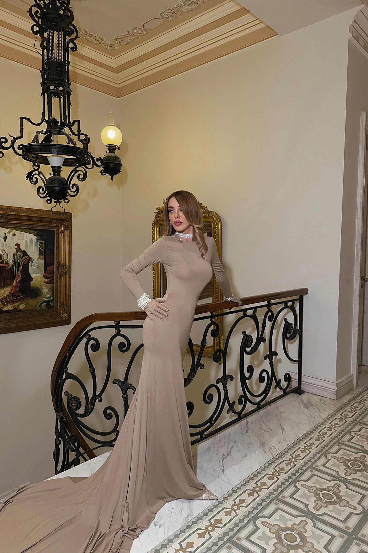Bej  Maria Eldivenli Sırt Dekolteli Uzun Elbise