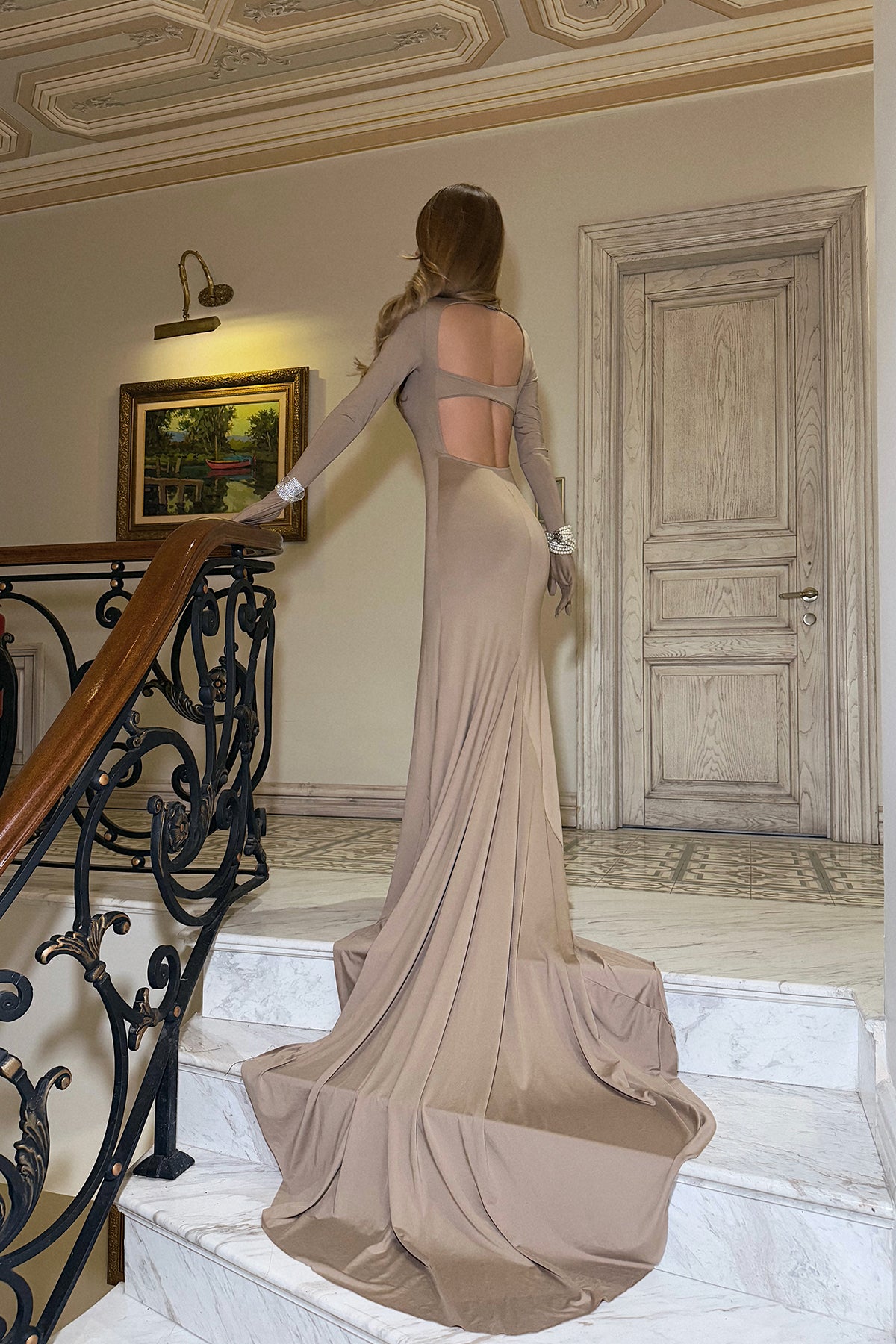 Bej Maria Eldivenli Sırt Dekolteli Uzun Elbise ATE-2422