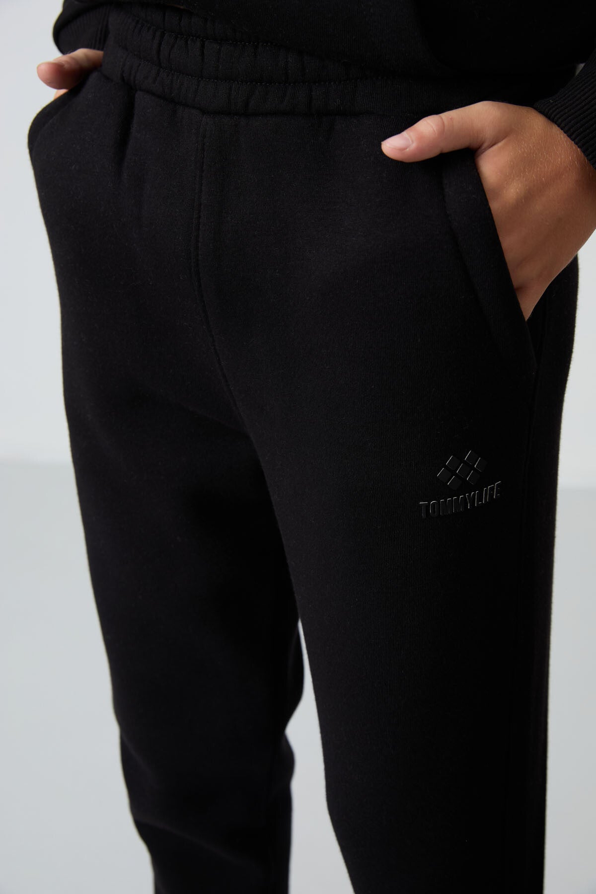 Bej-Siyah Pamuklu Kalın İçi Tüylü Standart Fit Nakışlı Erkek Çocuk Eşofman Takım - 11255