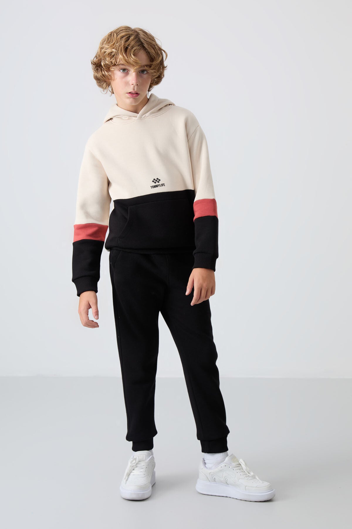 Bej-Siyah Pamuklu Kalın İçi Tüylü Standart Fit Nakışlı Erkek Çocuk Eşofman Takım - 11255