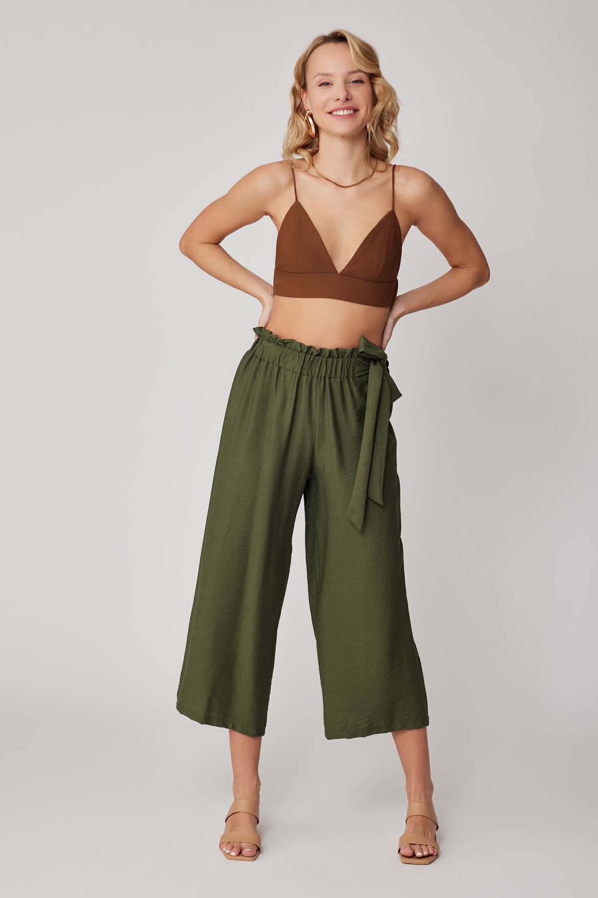 Belde Kuşak Detaylı Geniş Paça Pantolon