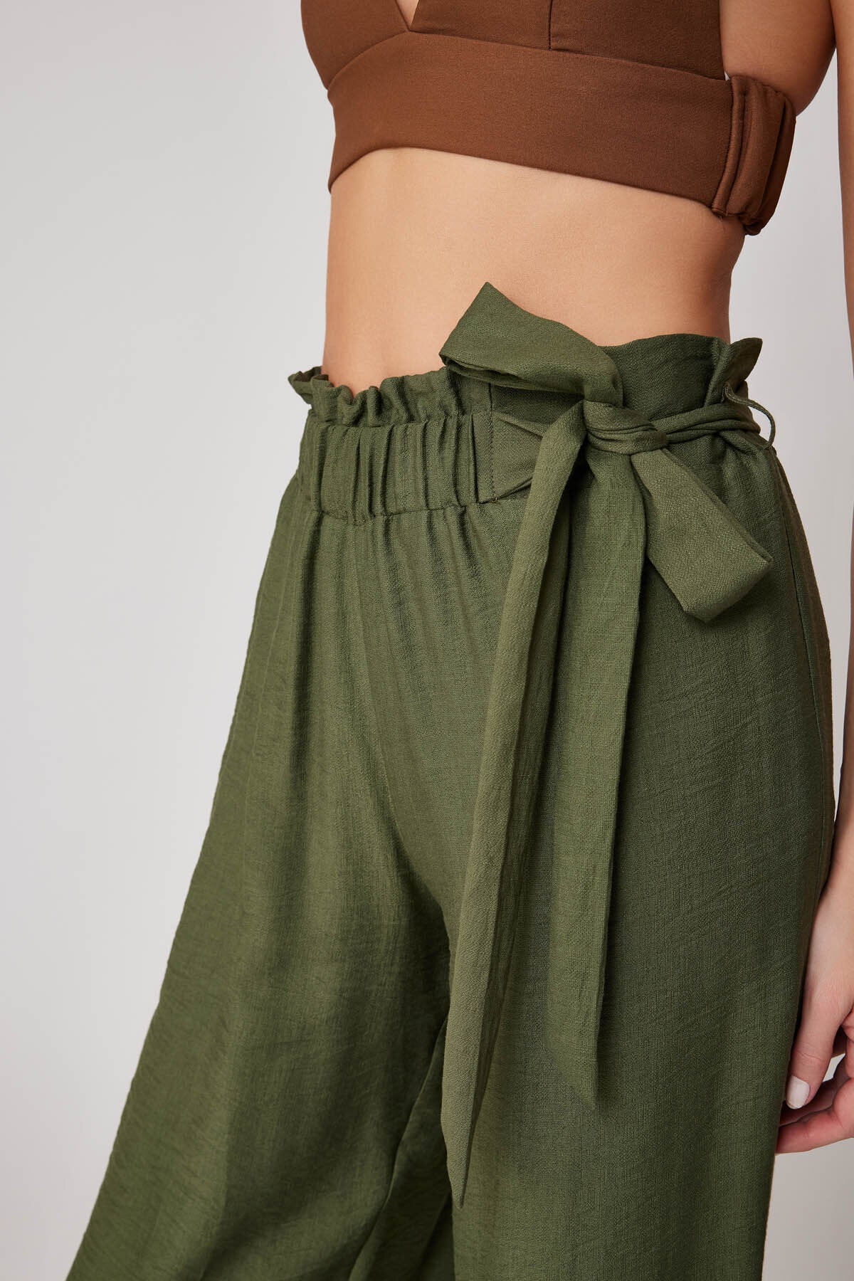 Belde Kuşak Detaylı Geniş Paça Pantolon