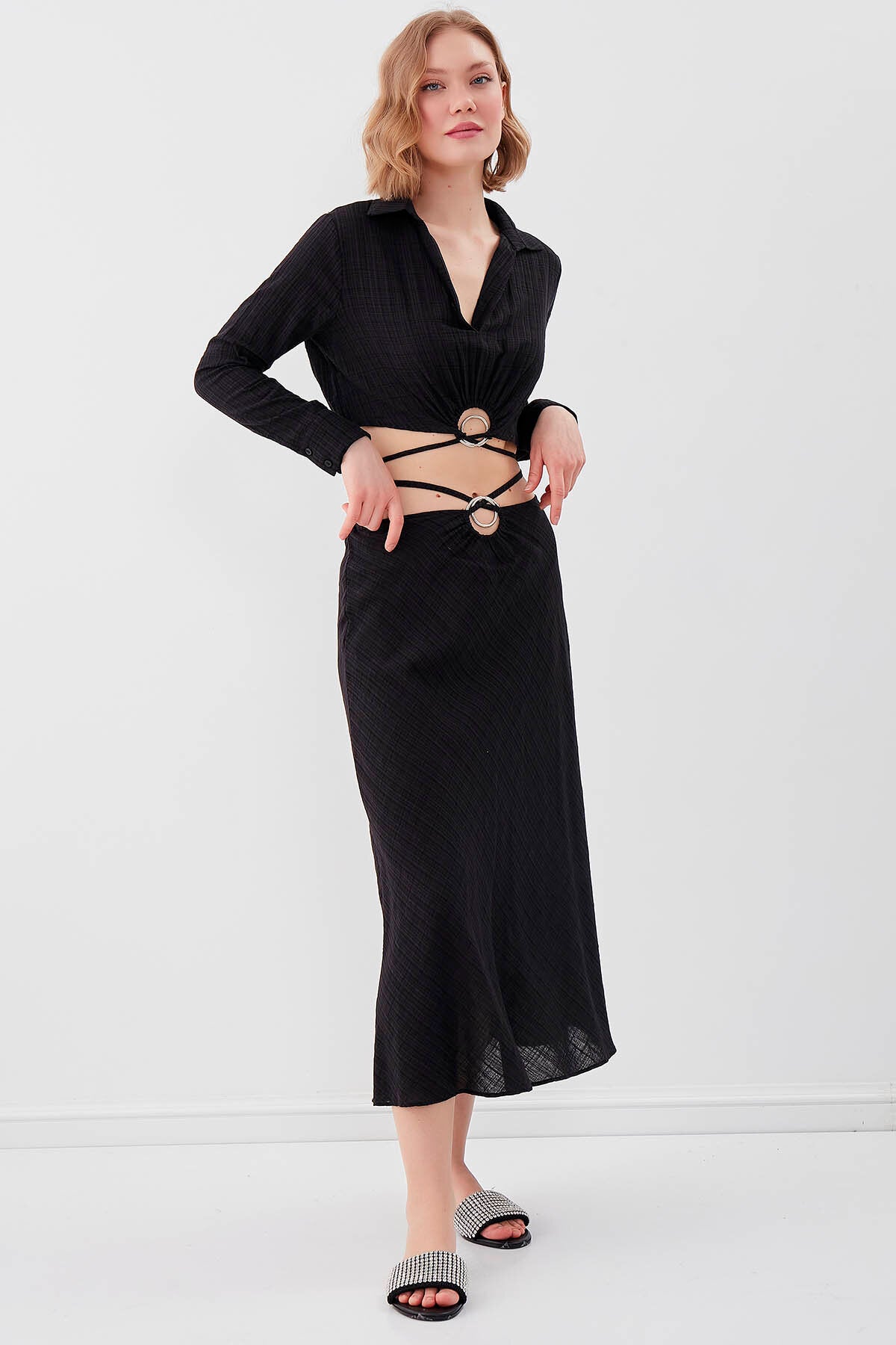 Beli Halka Detaylı V Yaka Lastikli Crop Bluz