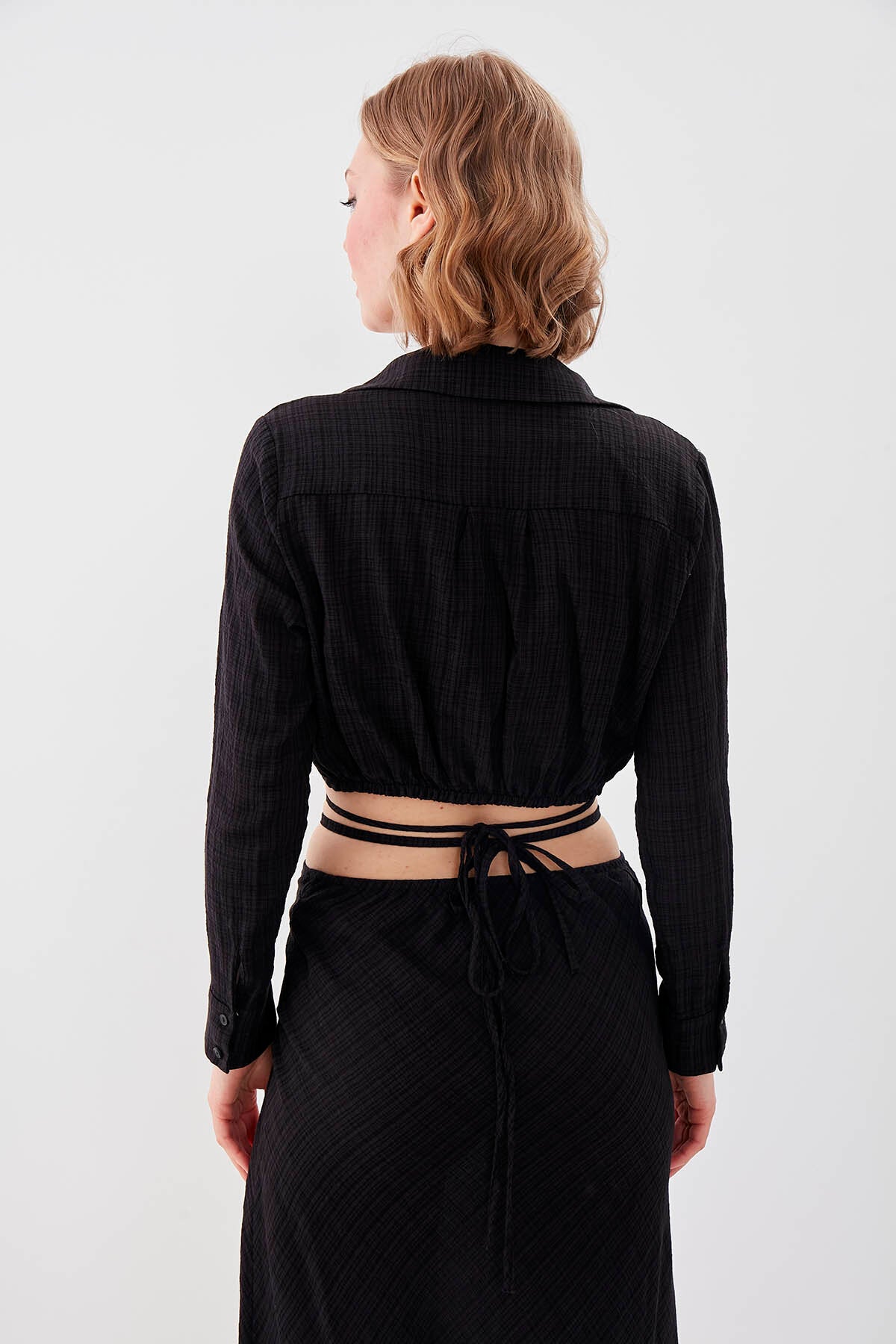 Beli Halka Detaylı V Yaka Lastikli Crop Bluz