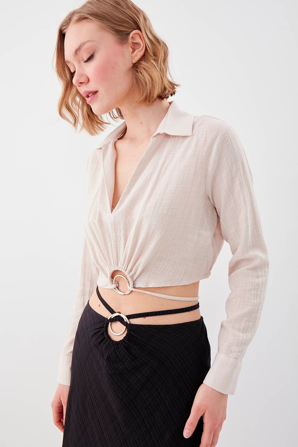 Beli Halka Detaylı V Yaka Lastikli Crop Bluz