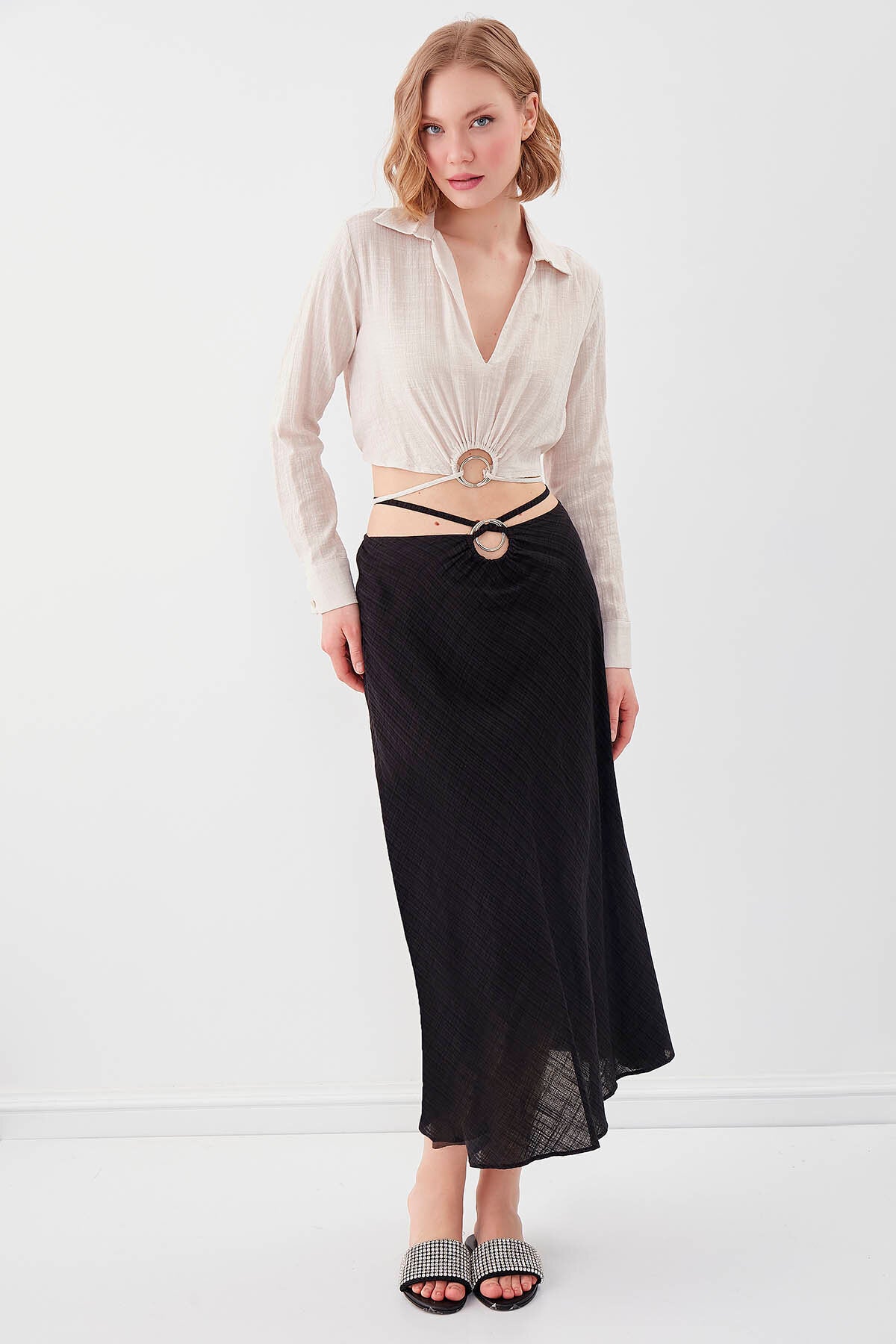 Beli Halka Detaylı V Yaka Lastikli Crop Bluz
