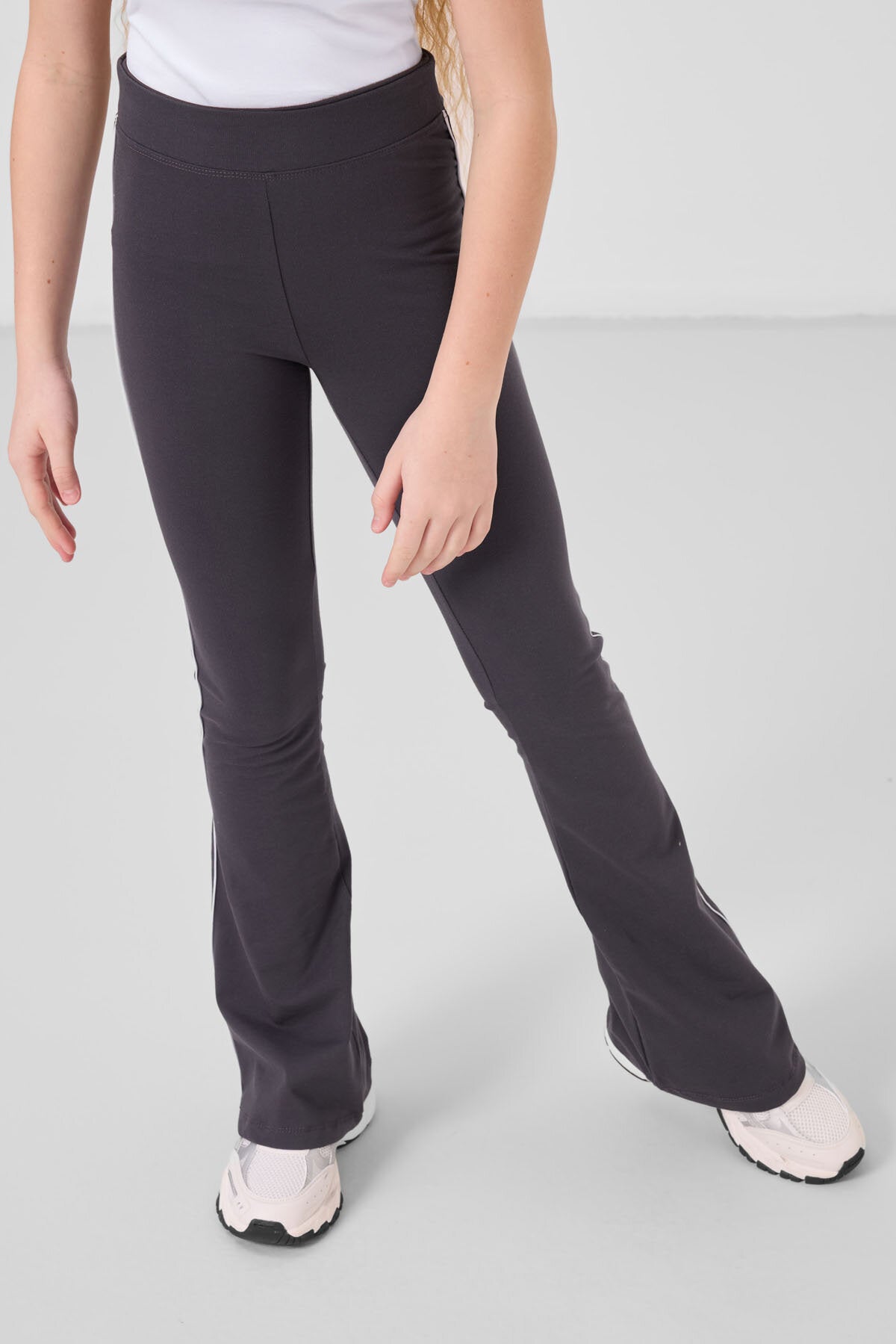 Beyaz-Antrasit Pamuklu O Yaka Standart Fit Basic İspanyol Paça Kız Çocuk Tayt Takım - 75192
