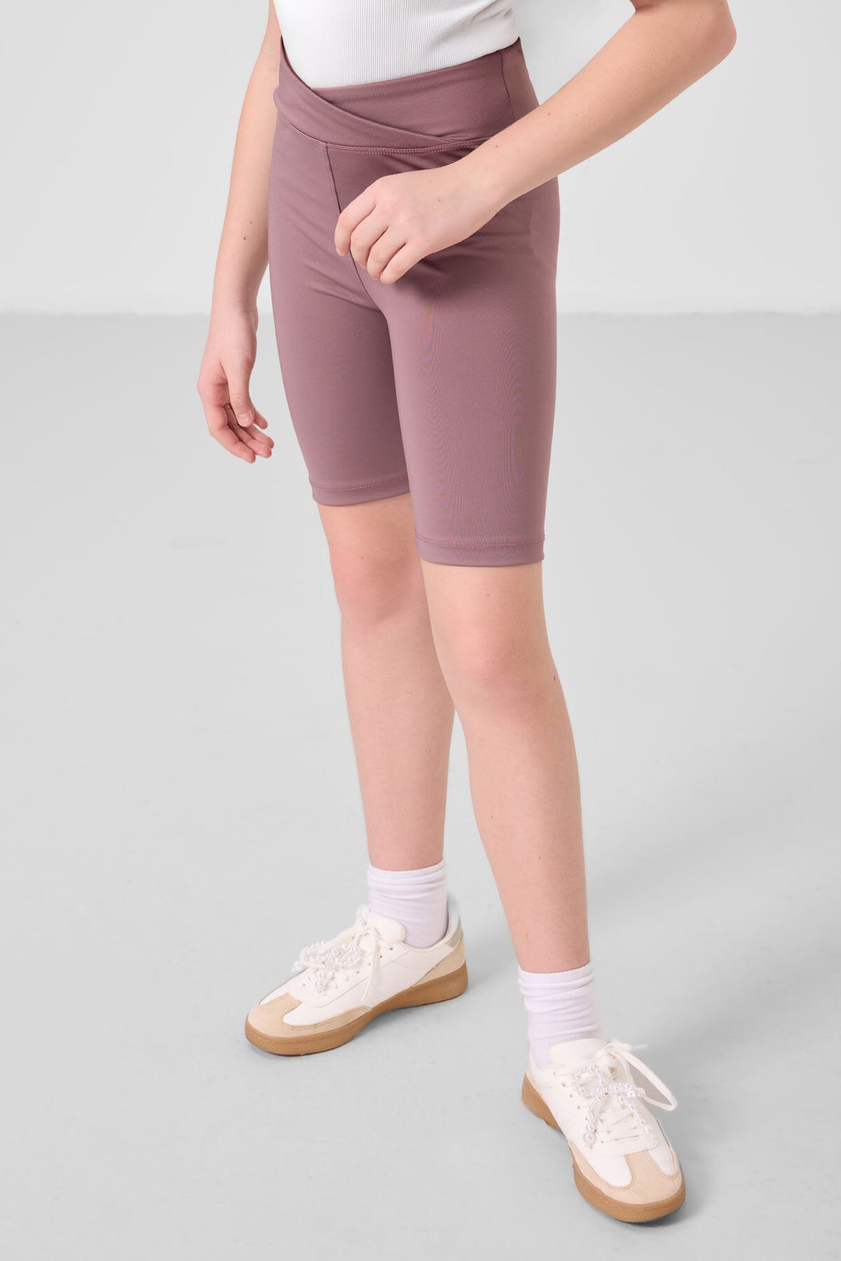 Beyaz-Gül Kurusu V Yaka Kemer Detaylı Standart Fit Performans Kız Çocuk Tayt Takım - 75187