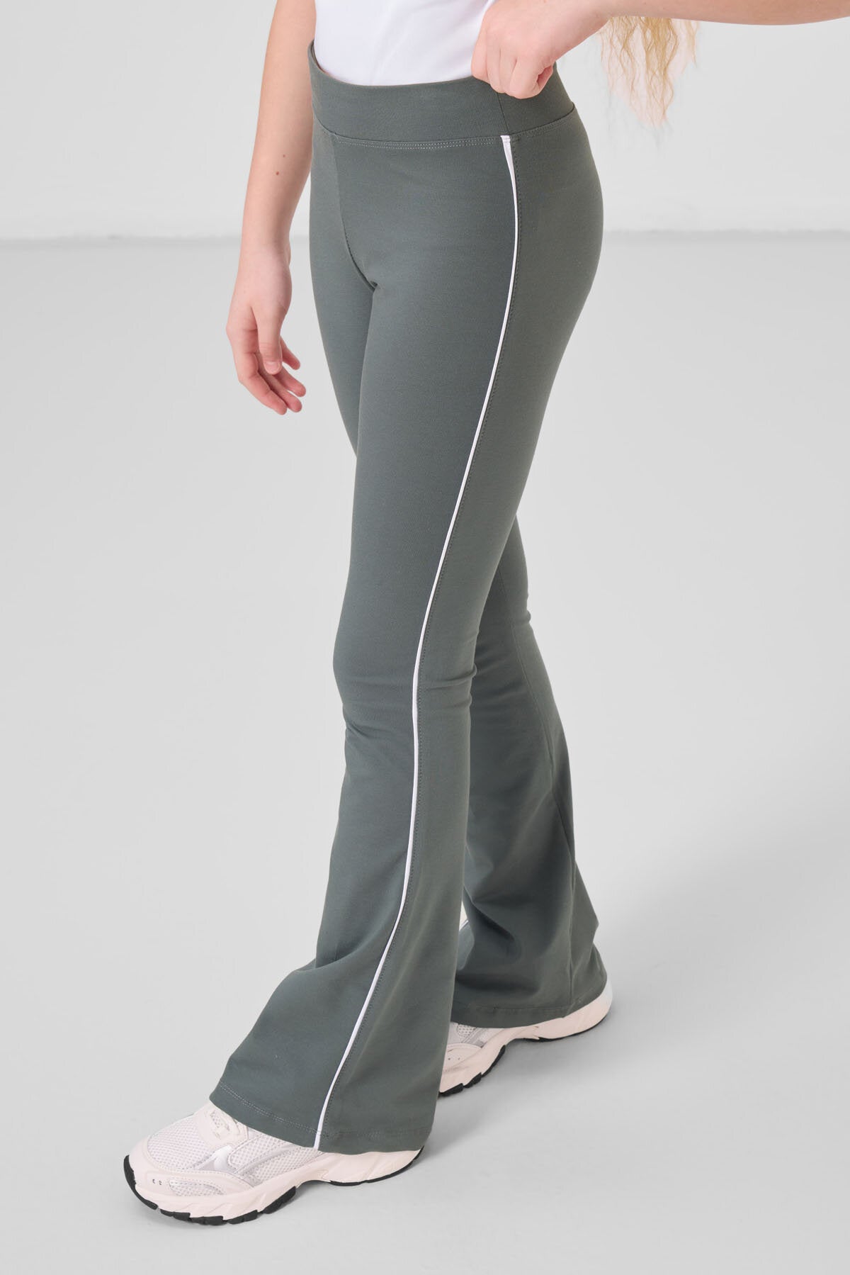 Beyaz-Haki Pamuklu O Yaka Standart Fit Basic İspanyol Paça Kız Çocuk Tayt Takım - 75192
