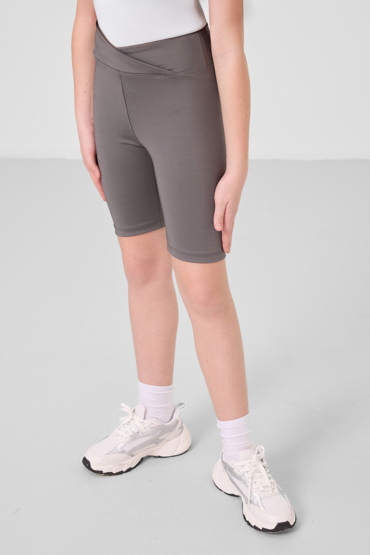 Beyaz-Koyu Gri V Yaka Kemer Detaylı Standart Fit Performans Kız Çocuk Tayt Takım - 75187
