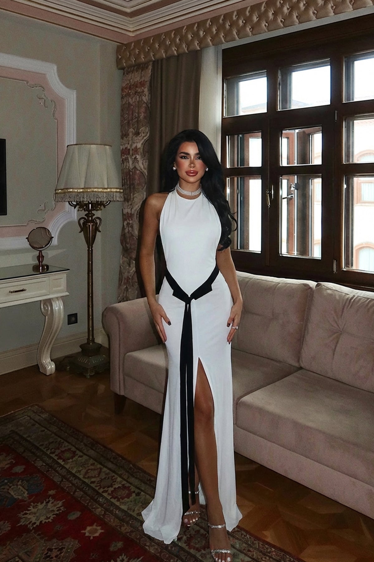 Beyaz Giselle Fiyonk Detaylı Yırtmaçlı Elbise ATE-3021 XS