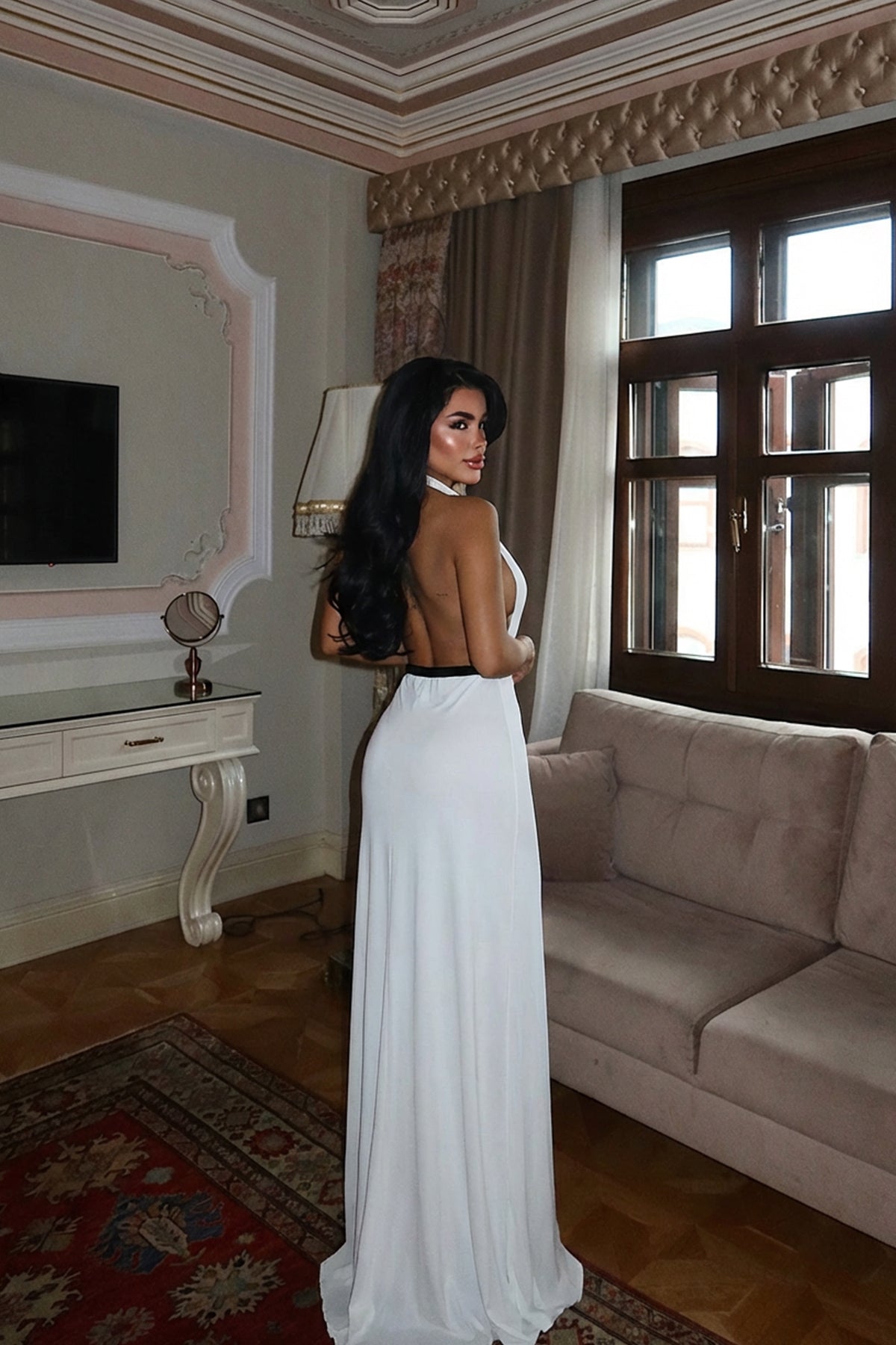 Beyaz Giselle Fiyonk Detaylı Yırtmaçlı Elbise ATE-3021