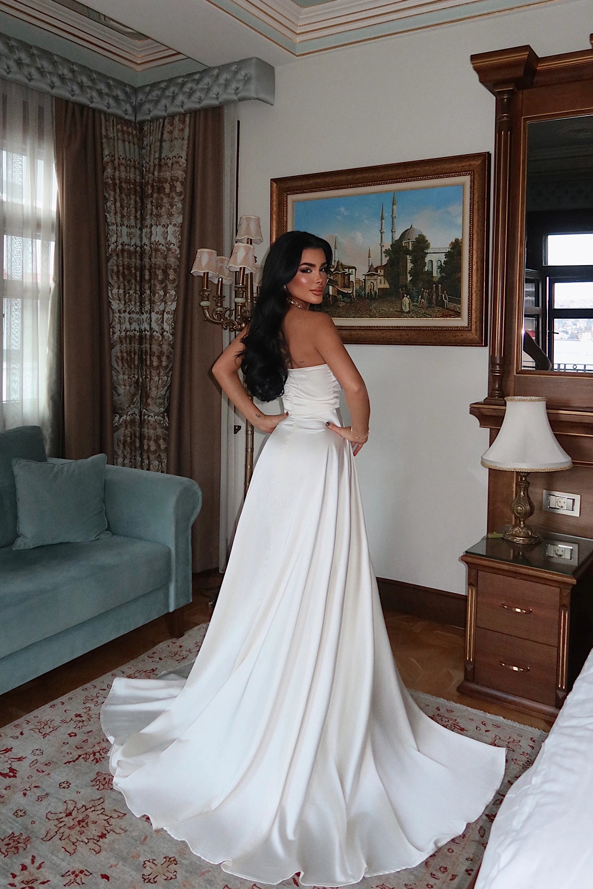 Krem Roseline Gül Detaylı Yırtmaçlı Abiye