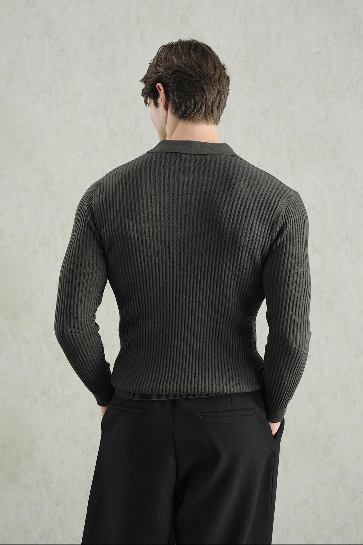 DAR KESİM DÜĞMELİ HAKİ POLO YAKA TRİKO