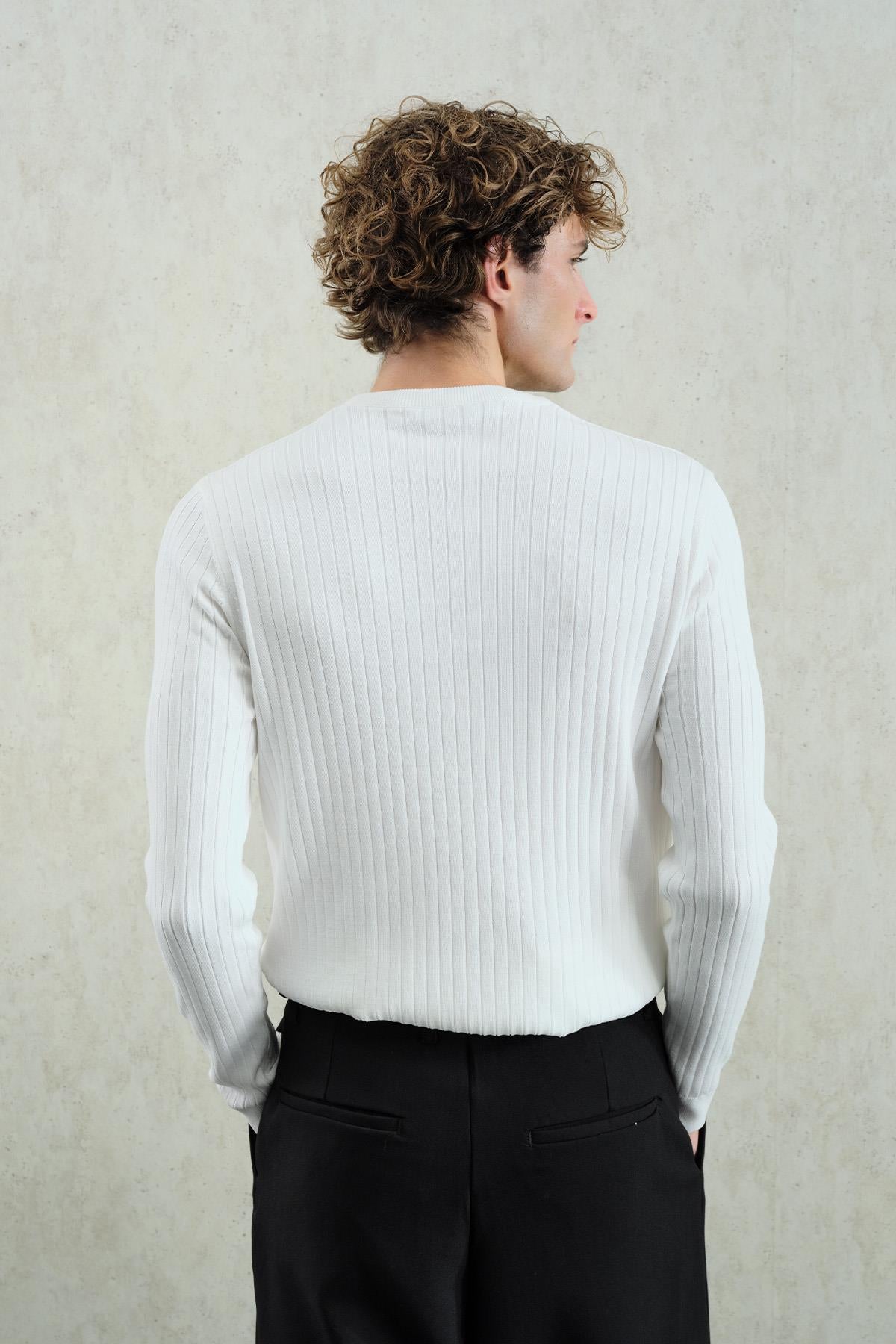 DAR KESİM DÜĞMELİ BEYAZ TRİKO