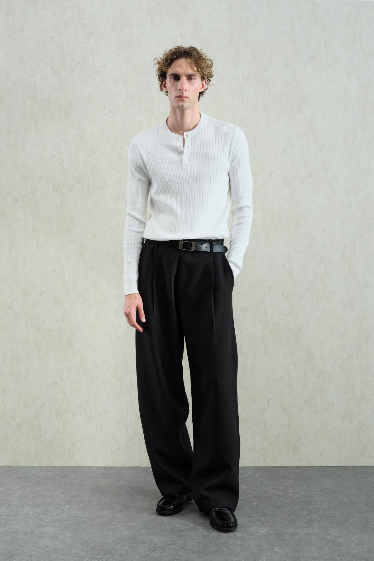 DAR KESİM DÜĞMELİ BEYAZ TRİKO