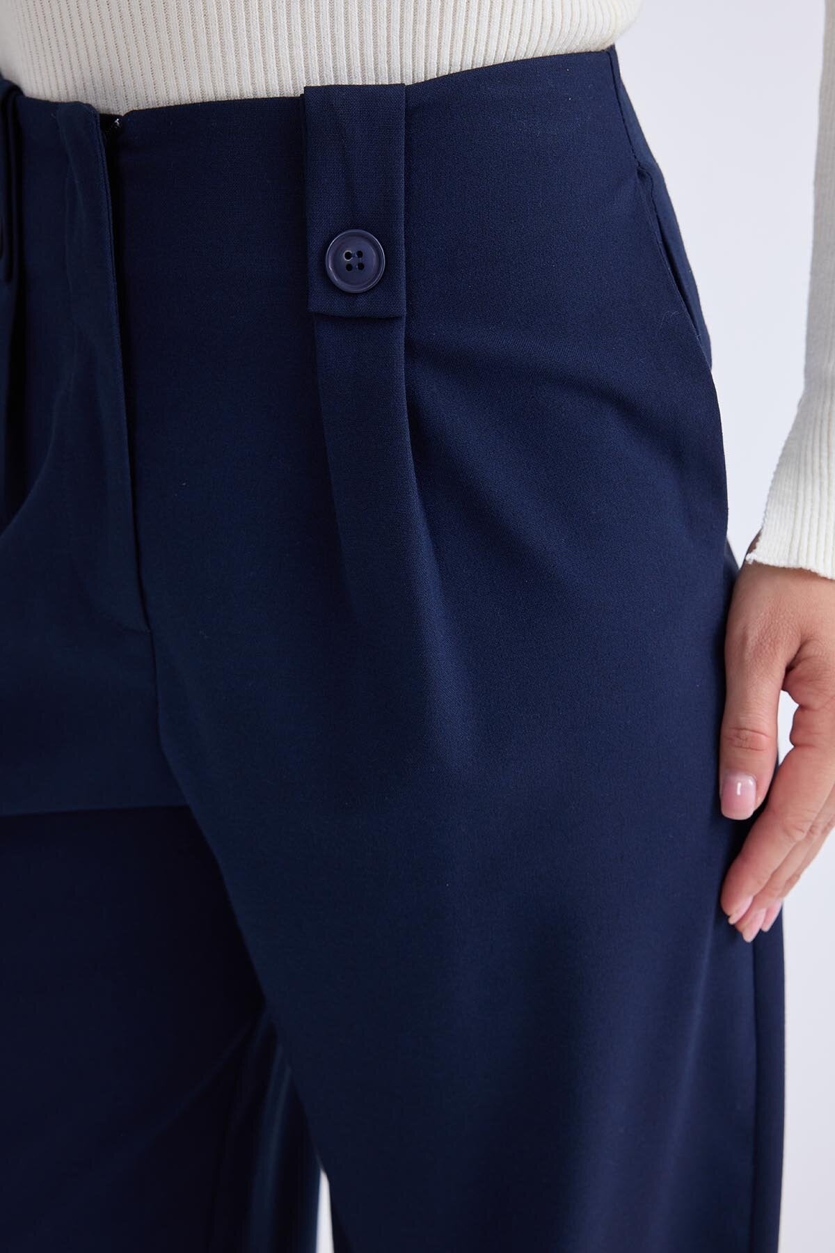 Düğme Detaylı Geniş Paça Pantolon