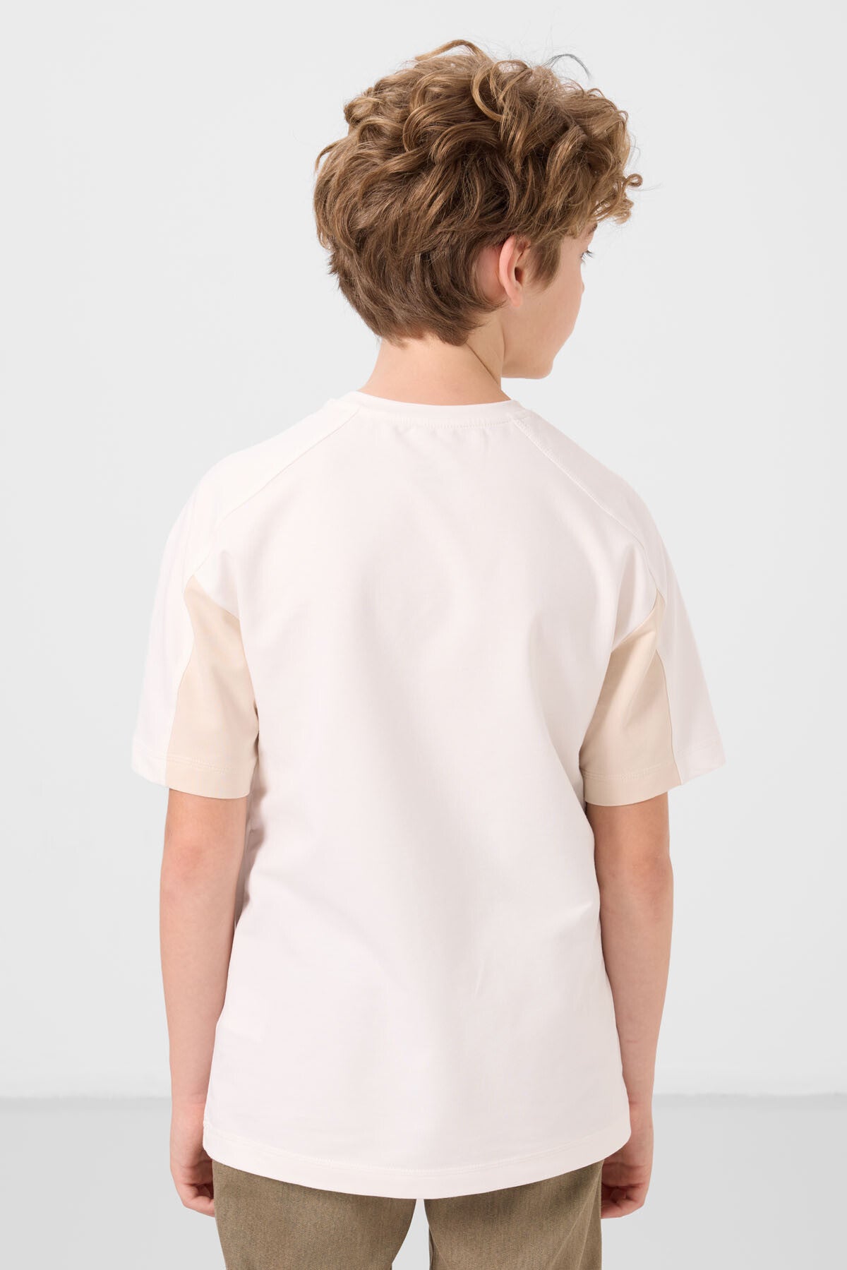 Ekru Pamuklu Yumuşak Dokulu Oversize Fit Nakışlı Erkek Çocuk T-Shirt - 11290