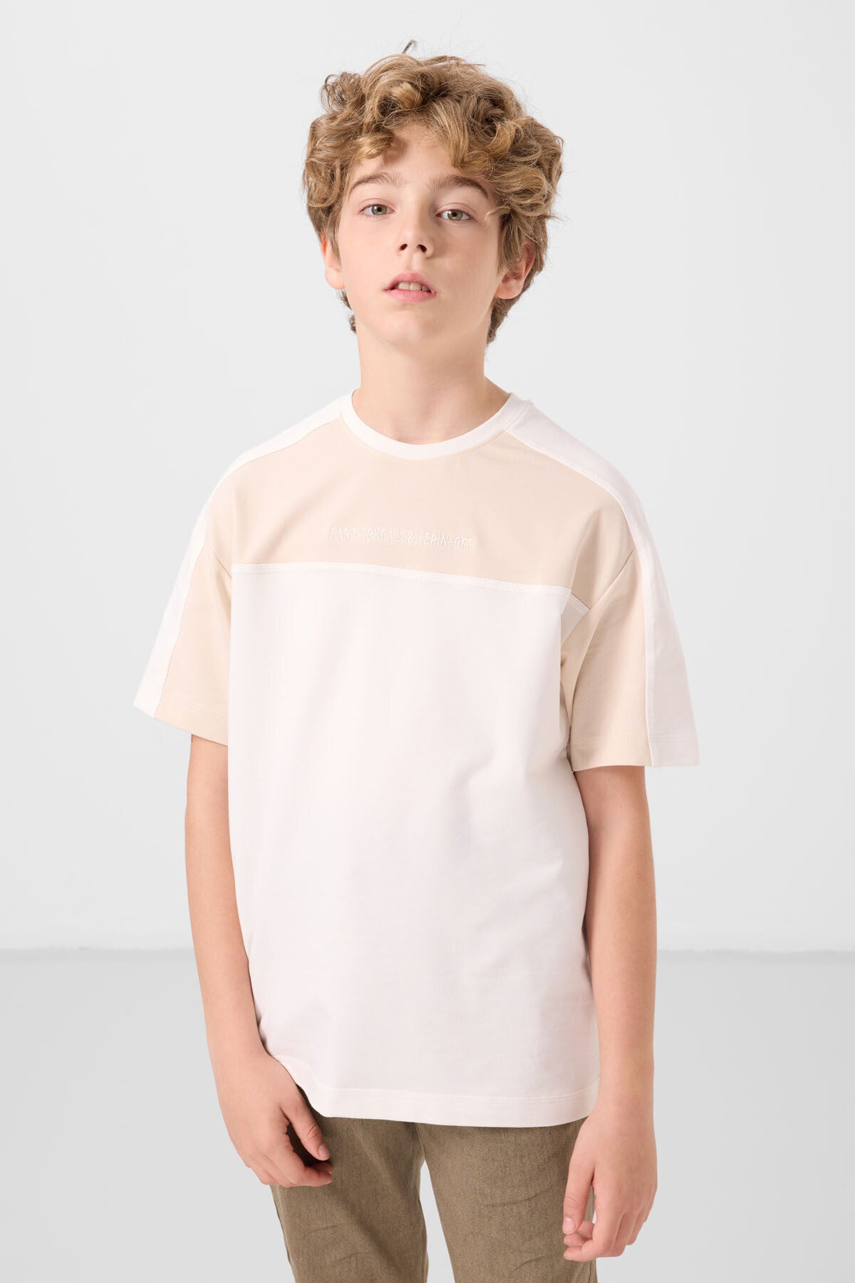 Ekru Pamuklu Yumuşak Dokulu Oversize Fit Nakışlı Erkek Çocuk T-Shirt - 11290
