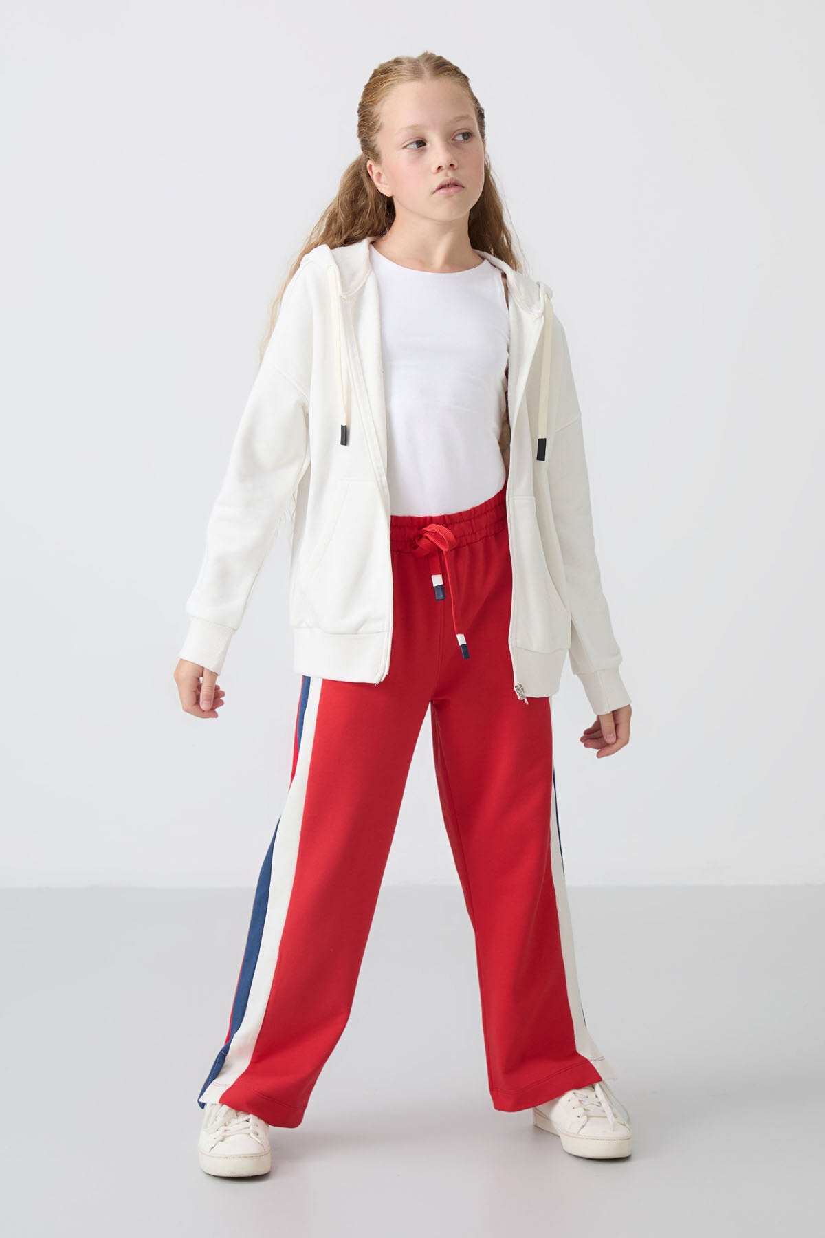 Ekru Pamuklu İçi Tüylü Yumuşak Dokulu Standart Fit Nakışlı Kız Çocuk Sweatshirt - 75149