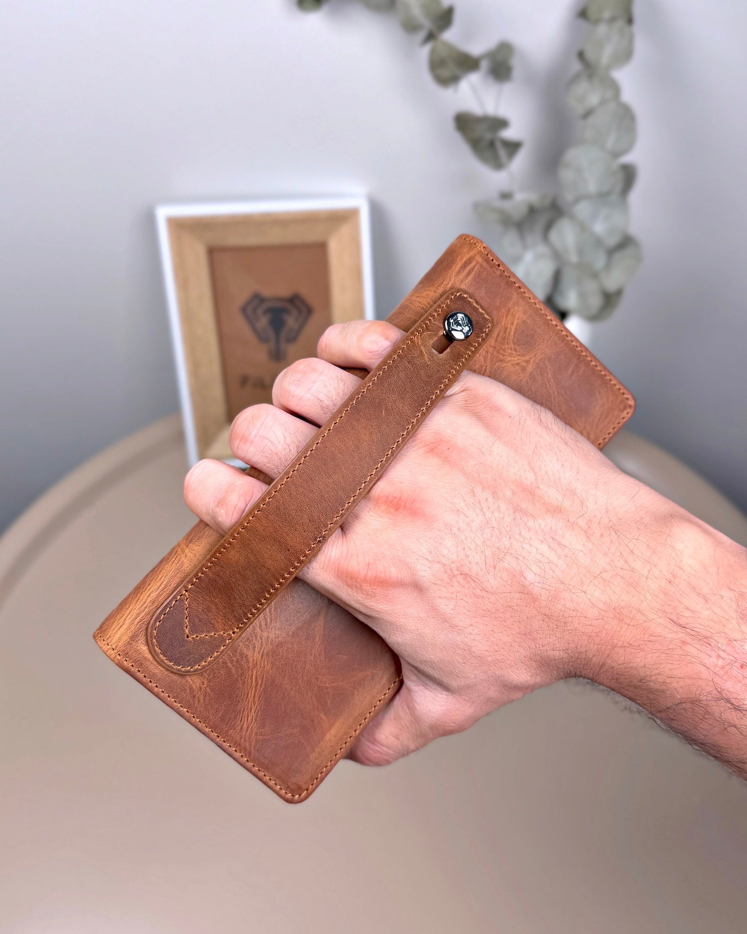 Telefon Bölmeli Cüzdan Hakiki Deri – El Tutamaçlı Fındık Renk | 2028