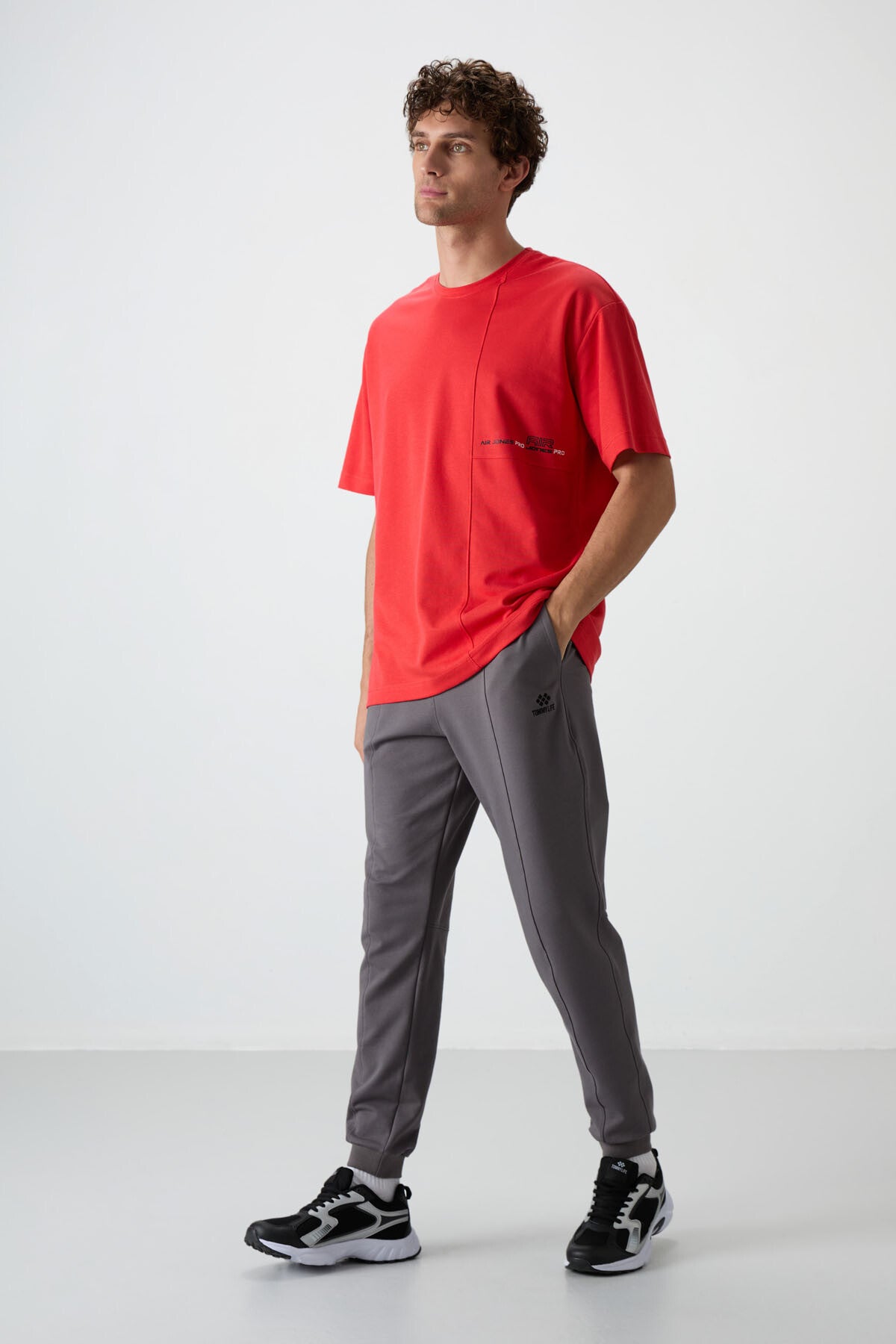 Koyu Gri Pamuklu Yumuşak Dokulu Comfort Fit Nakışlı Erkek Jogger - 82123