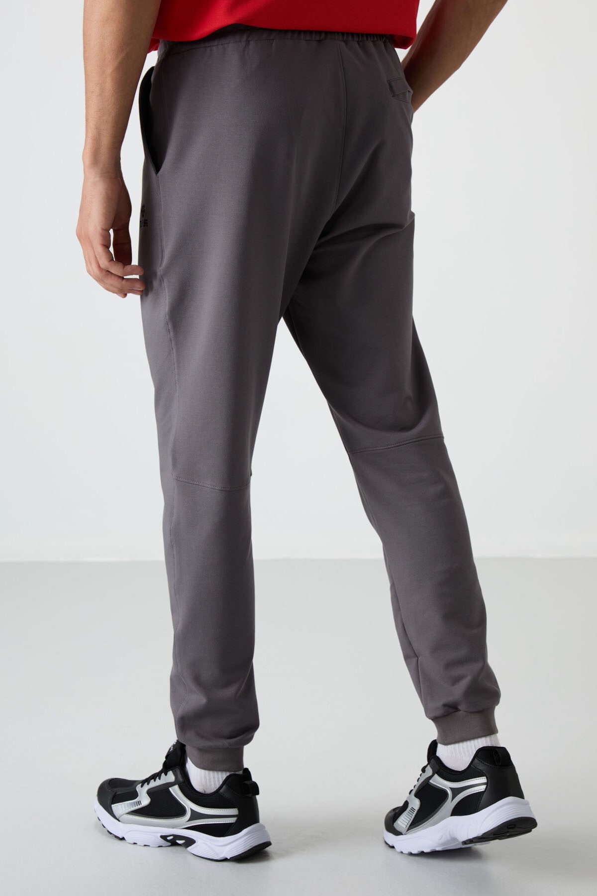 Koyu Gri Pamuklu Yumuşak Dokulu Comfort Fit Nakışlı Erkek Jogger - 82123