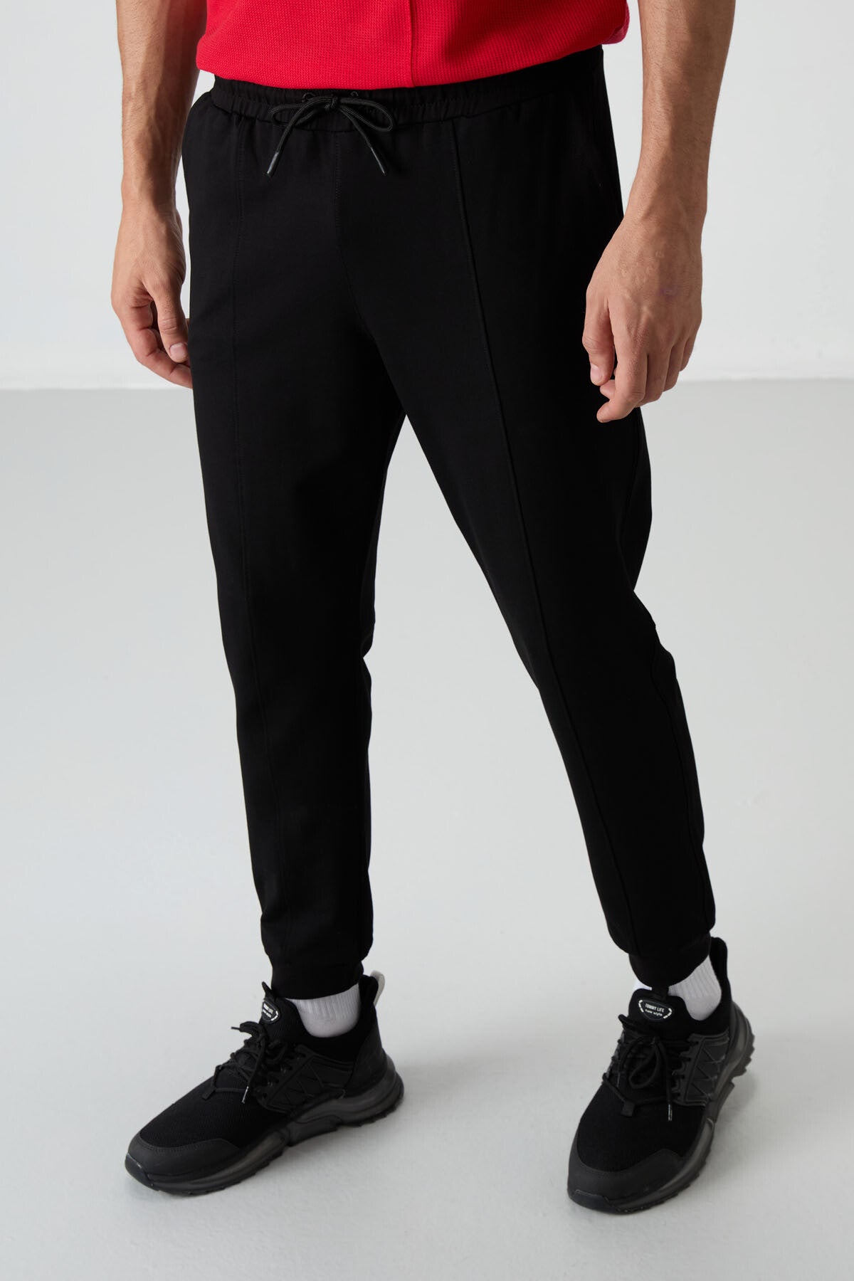 Siyah Pamuklu Yumuşak Dokulu Comfort Fit Nakışlı Erkek Jogger - 82123