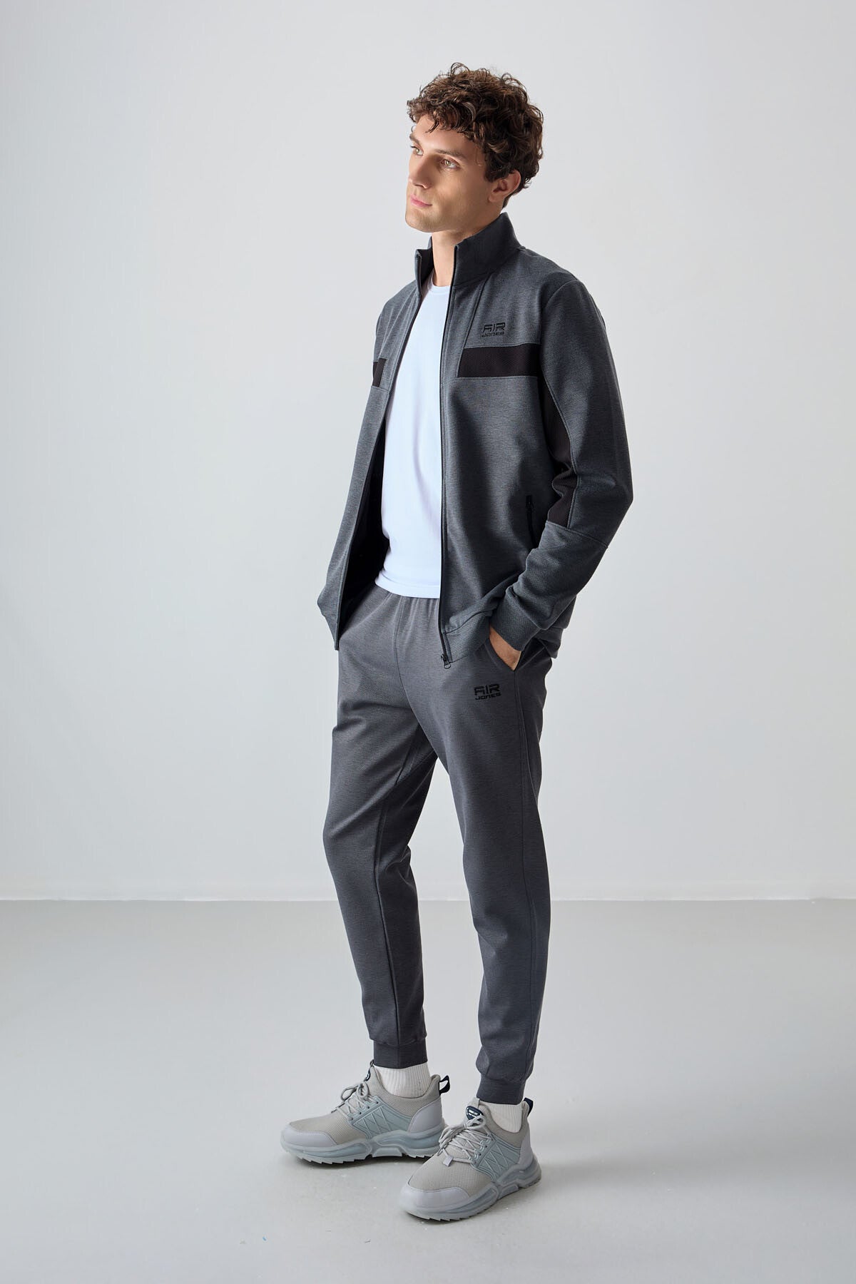 Koyu Gri Yüzeyi Dokulu Standart Fit Nakışlı Erkek Eşofman Takım - 85248