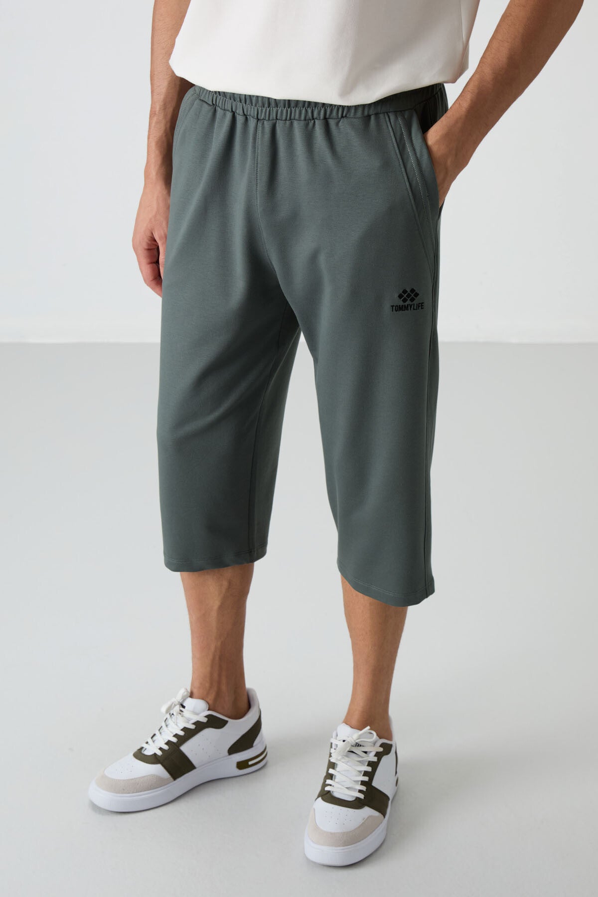 Haki Pamuklu Yumuşak Dokulu Standart Fit Nakışlı Erkek Kapri - 83102